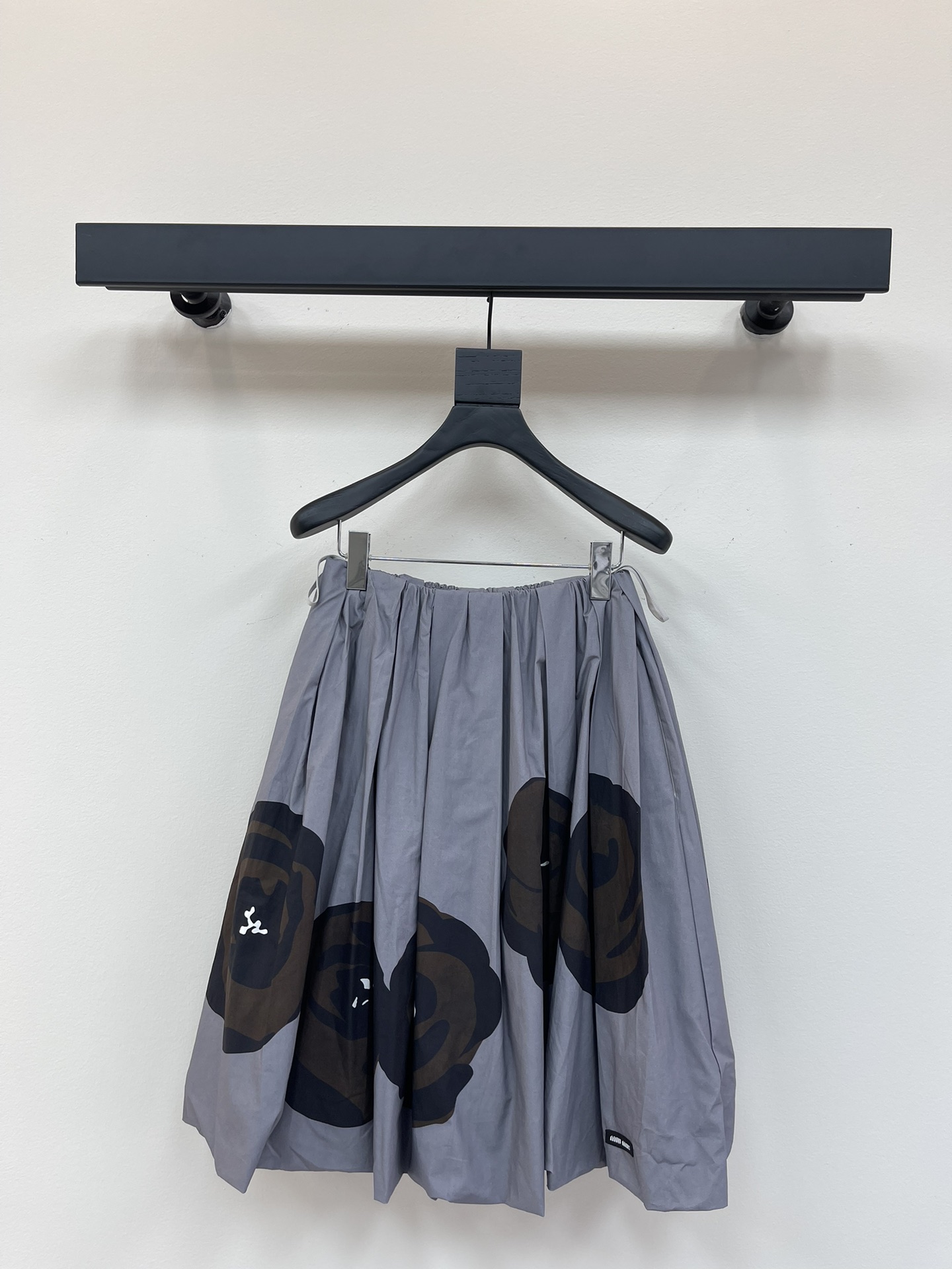 NO:839586,Miumi*25 new flower print pleated half-length umbrella skirt, high-end tutu skirt. The short design can be perfectly matched with various tops, easily creating a full sense of fashion. This skirt adopts a simple but not simple design, without too many decorations, but it can make people remember its high-end feeling at a glance. The inner  It is a magical tool and has a hip-covering design. For sisters with pear-shaped figures or slightly fat ones, it can make them look slimmer and taller, and optimize body proportions. Whether it is for daily outings or office wear, this skirt can be perfectly controlled and is a rare fashion item. SML,,miumiu,skirts,19860909Miumi*25新品花朵印花百褶半身伞裙,高级感蓬蓬裙半身裙.短款设计,能完美地搭配各种上衣,轻松打造出满满的时尚感.这款裙子采用的是简约而不简单的设计,没有过多的装饰,却能让人一眼就记住它的高级感.内搭神器,包臀设计,对于梨形身材或者微胖的姐妹来说,穿上后能很好地显瘦显高,优化身形比例.无论是日常出街还是办公室穿搭,这款半身短裙都能完美驾驭,是不可多得的时尚单品.SML,,miumiu,skirts,,Women's clothing