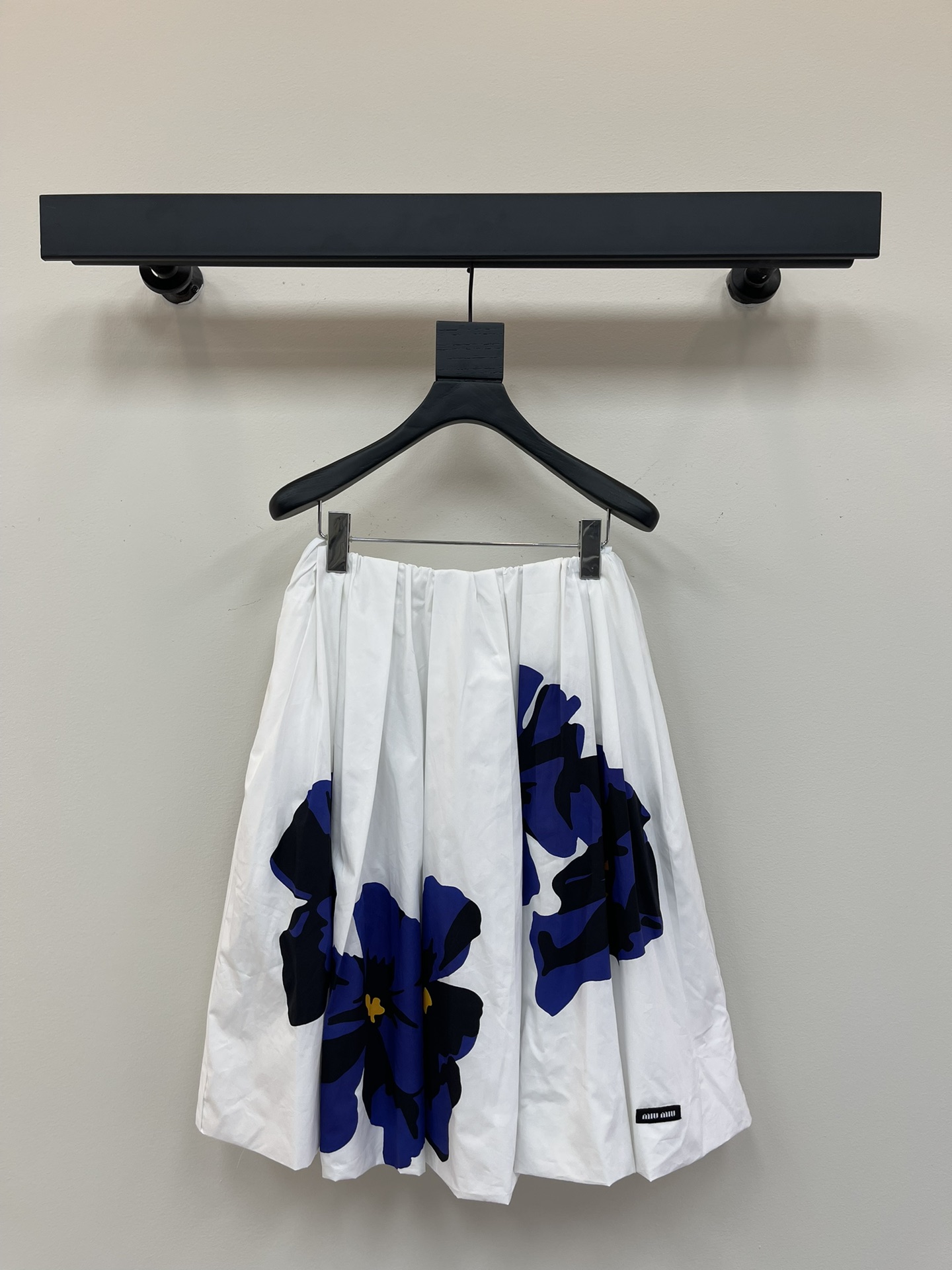 NO:839574,Miumi*25 new flower print pleated half-length umbrella skirt, high-end tutu skirt. The short design can be perfectly matched with various tops, easily creating a full sense of fashion. This skirt adopts a simple but not simple design, without too many decorations, but it can make people remember its high-end feeling at a glance. The inner  It is a magical tool and has a hip-covering design. For sisters with pear-shaped figures or slightly fat ones, it can make them look slimmer and taller, and optimize body proportions. Whether it is for daily outings or office wear, this skirt can be perfectly controlled and is a rare fashion item. SML,,miumiu,skirts,19860909Miumi*25新品花朵印花百褶半身伞裙,高级感蓬蓬裙半身裙.短款设计,能完美地搭配各种上衣,轻松打造出满满的时尚感.这款裙子采用的是简约而不简单的设计,没有过多的装饰,却能让人一眼就记住它的高级感.内搭神器,包臀设计,对于梨形身材或者微胖的姐妹来说,穿上后能很好地显瘦显高,优化身形比例.无论是日常出街还是办公室穿搭,这款半身短裙都能完美驾驭,是不可多得的时尚单品.SML,,miumiu,skirts,,Women's clothing