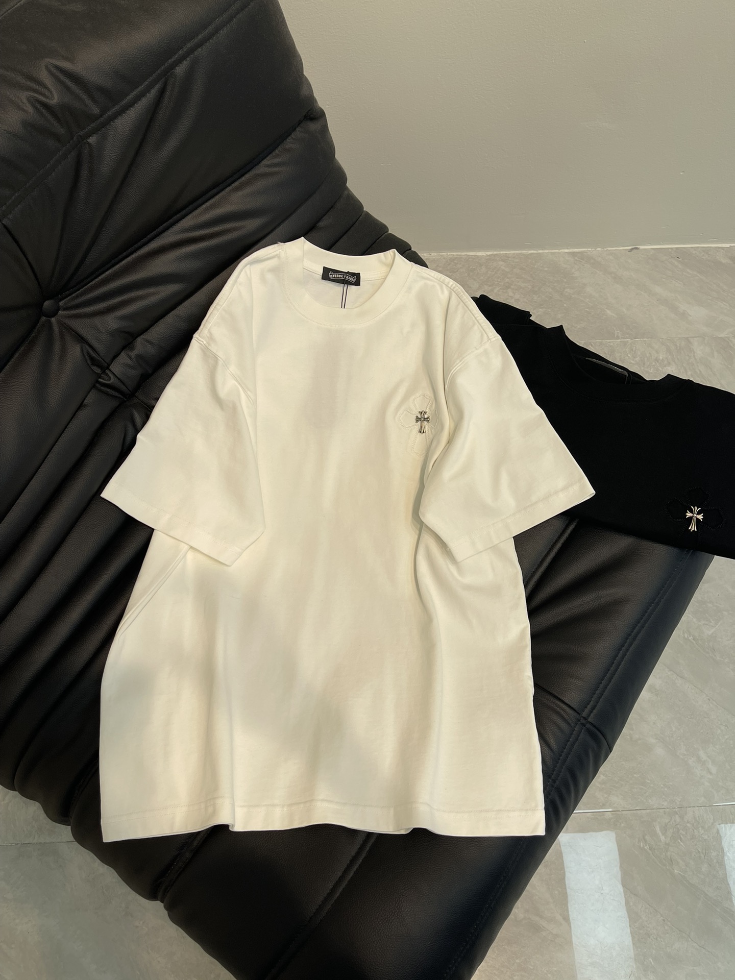 NO:318721,Chrome Hearts* 25 spring and summer new patch embroidered cross short-sleeved T-shirt. Pure cotton washing and aging process. The washing fabric is not limited to basic colors, but also has rich aging effects to meet different style needs. The fabric is breathable and comfortable, with unique design, integrating the brand's fashion elements, making people feel a unique artistic charm and cultural heritage. This T-shirt can make you the focus, easily control various styles, and show your personality charm. OS large version, the same style as men and women!  S-XL, chrome hearts, chrome hearts, T-shirt, tees, t-shirt, alexander wang19860909Chrome Hearts*克罗心25春夏新款贴布刺绣十字架短袖T恤.纯棉水洗做旧工艺, 水洗面料不仅限于基础色彩,更有丰富的 做旧效果,满足不同风格需求.面料透气舒适,设计独特,融合了品牌的时尚元素,让人感受到一种独特的艺术魅力与文化底蕴.这款T恤都能让你成为焦点,轻松驾驭各种风格,展现个性魅力.OS大版型,男女同款！S-XL,,chrome hearts,chrome hearts,T-shirt,tees，t-shirt,alexander wang,Women's clothing