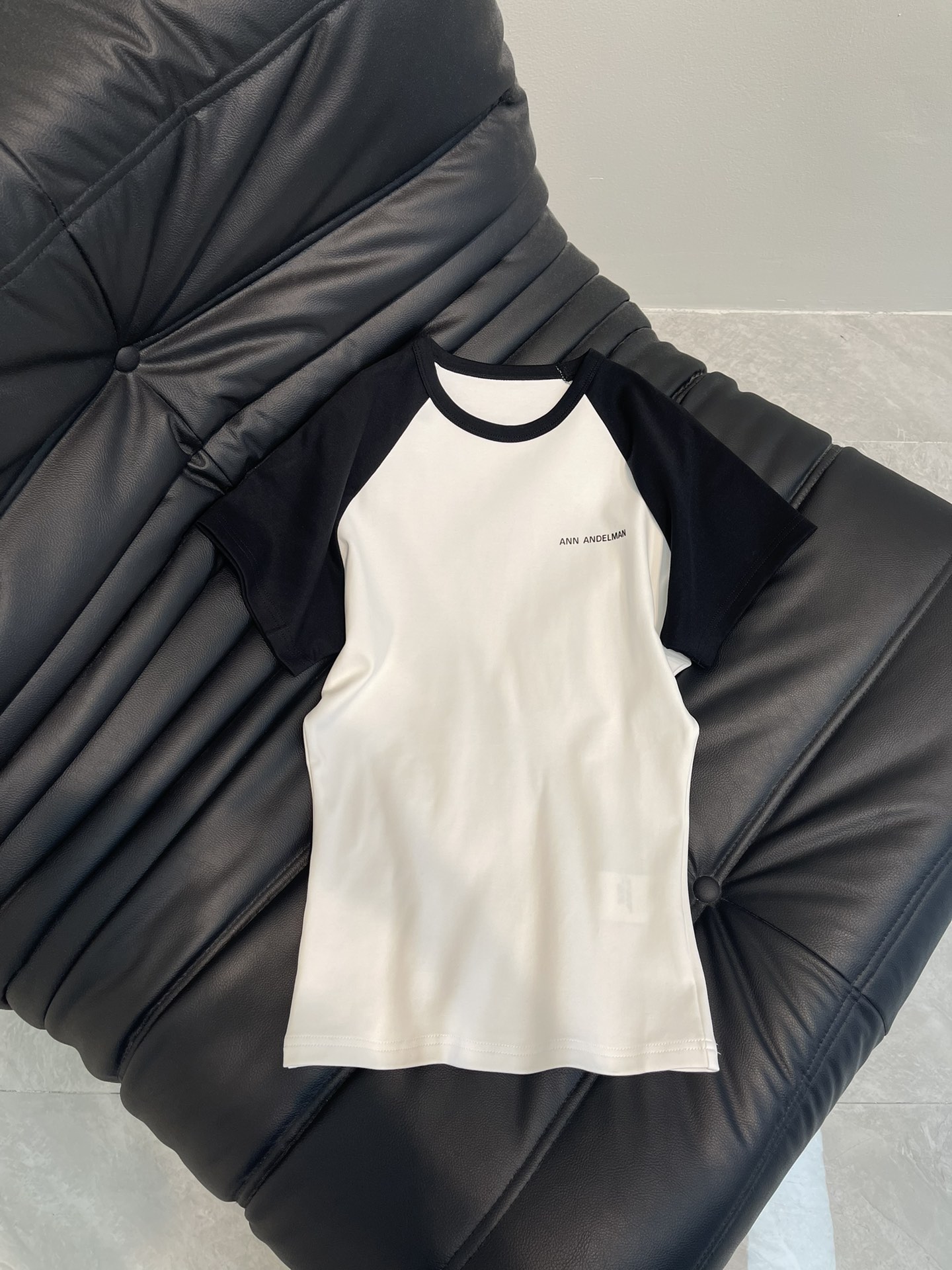 NO:318731,Ann*25 spring and summer new contrasting color design short-sleeved T-shirt. Contrasting letter logo pattern printed decoration, ragdoll sleeve contrasting color design has a magic of reducing age. The soft and comfortable fabric is suitable for daily wear, instantly enhancing the overall styling. The texture is super good, and it is a must-have item for daily matching!  SML, T-shirt,tees,t-shirt,alexander wang19860909Ann*25春夏新款撞色设计短袖T恤.撞色字母logo图案印花装饰,插肩袖撞色设计,有种减龄感的魔力.柔软舒适的面料适合日常穿搭,瞬间提升整体造型感.质感超赞,日常必入搭配单品！SML,,T-shirt,tees，t-shirt,alexander wang,Women's clothing