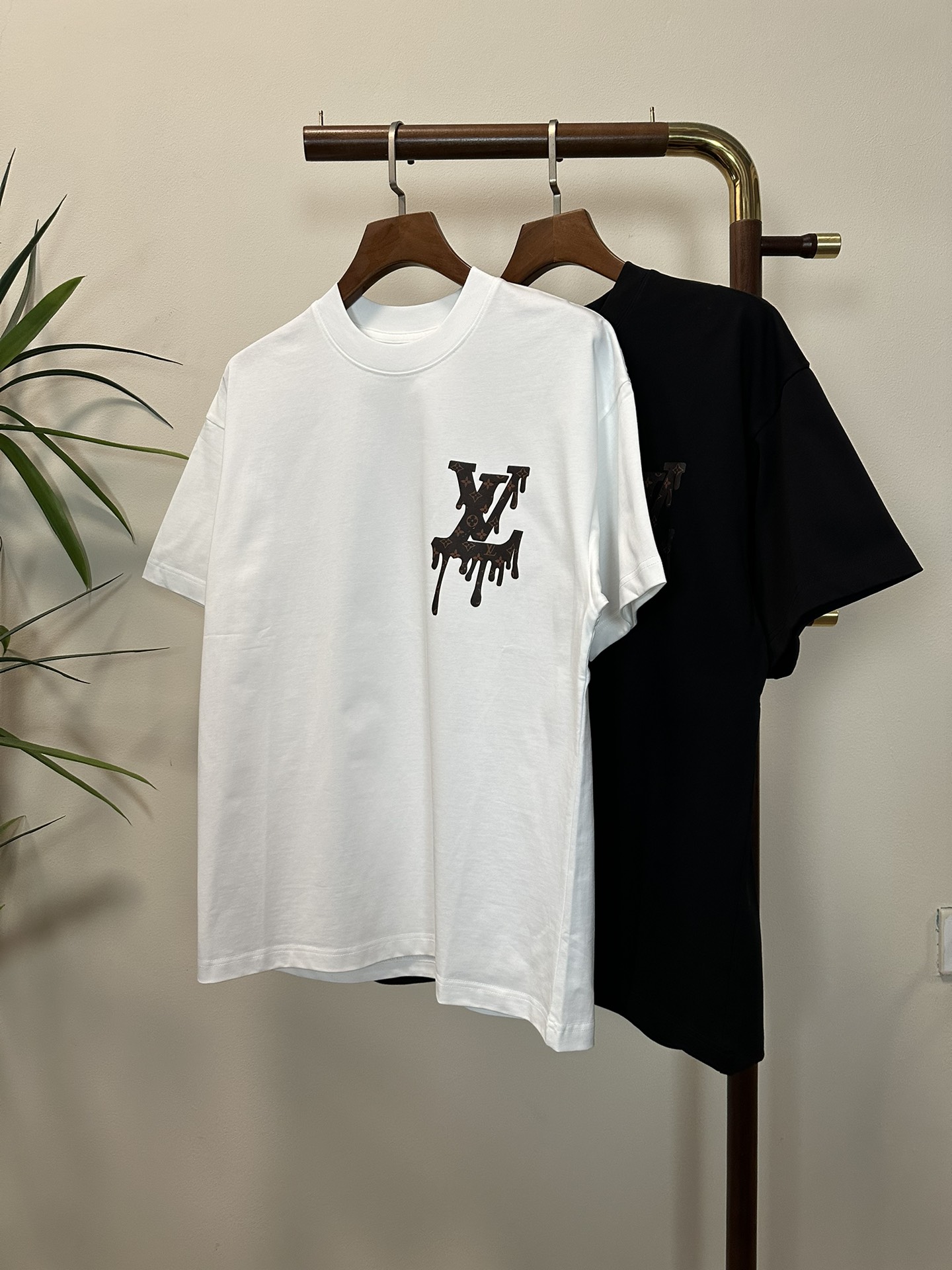 NO:134613,LV Luo Yiwei 2025 new round neck short-sleeved T-shirt high-end version!  Customized fabrics for counters are breathable and comfortable, with impeccable details, and the brand element design concept reflects high quality. The feel is delicate and soft!  It is casually cut, with a great upper body style!  Code number M-3XL, louis vuitton,loewe,T-shirt,tees,t-shirt,alexander wang19860909LV 罗意威 2025新款 圆领 短袖 T恤 高端版本！专柜定制面料 透气舒适度高,细节无可挑剔,品牌元素设计理念,体现高品质.手感细腻柔软！呈现休闲裁剪,上身版型超赞！ 码数M-3XL,,louis vuitton,loewe,T-shirt,tees，t-shirt,alexander wang,Men's clothing