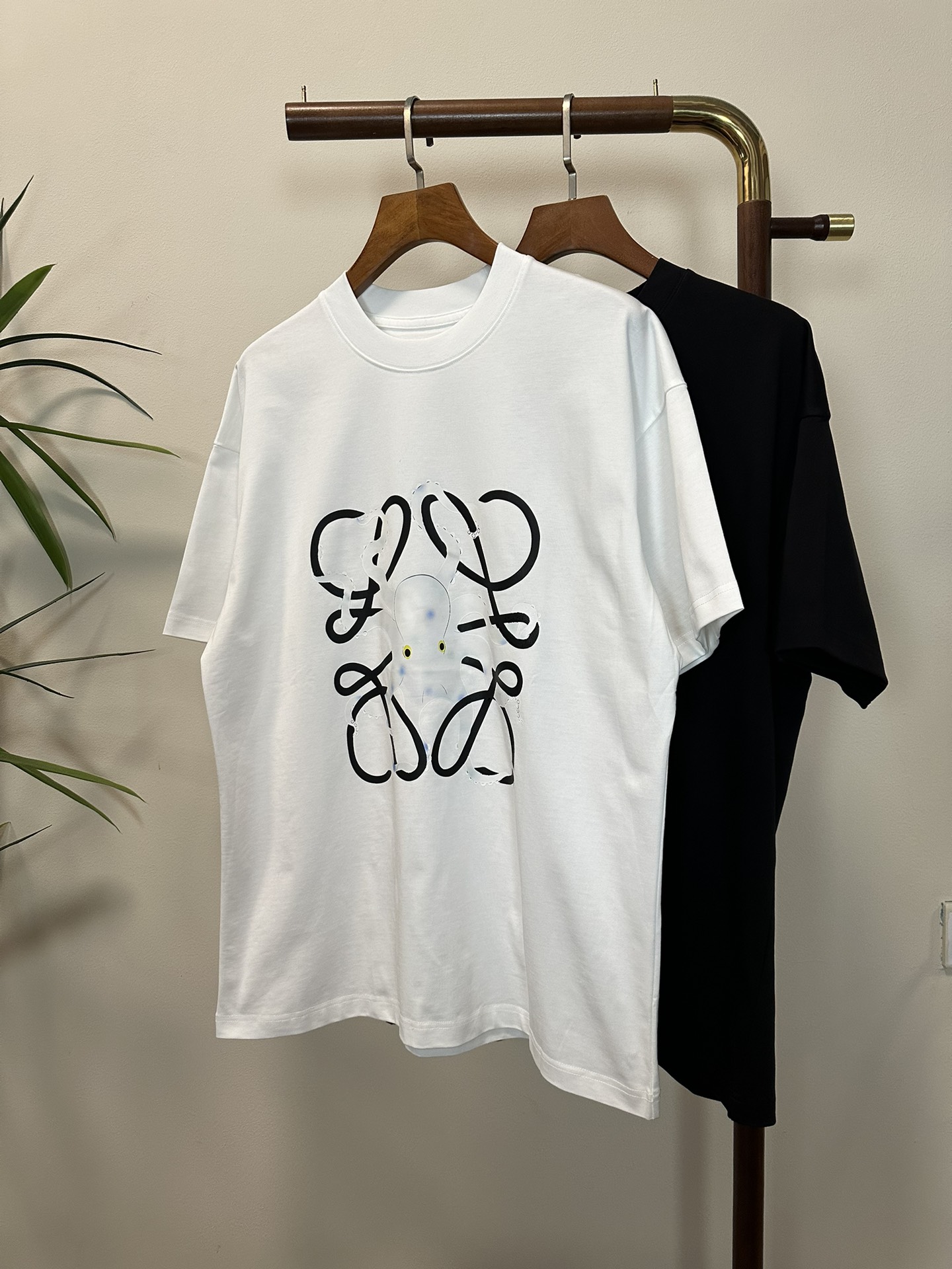 NO:134610,LOE Luo Yiwei 2025 new round neck short-sleeved T-shirt high-end version!  Customized fabrics for counters are breathable and comfortable, with impeccable details, and the brand element design concept reflects high quality. The feel is delicate and soft!  It is casually cut, with a great upper body style!  Code number M-3XL, loewe, loewe, T-shirt,tees, t-shirt,alexander wang19860909LOE 罗意威 2025新款 圆领 短袖 T恤 高端版本！专柜定制面料 透气舒适度高,细节无可挑剔,品牌元素设计理念,体现高品质.手感细腻柔软！呈现休闲裁剪,上身版型超赞！ 码数M-3XL,,loewe,loewe,T-shirt,tees，t-shirt,alexander wang,Men's clothing