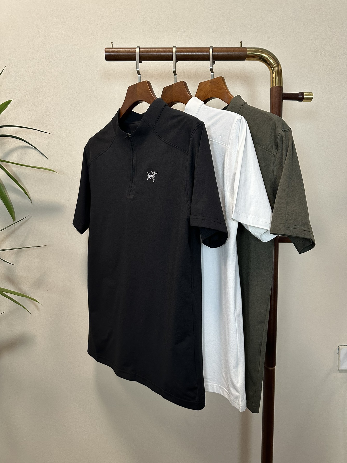 NO:134629,ARC Archaeopteryx 2025 new round neck half zipper short sleeve T-shirt high-end version!  Customized fabrics for counters are breathable and comfortable, with impeccable details, and the brand element design concept reflects high quality. The feel is delicate and soft!  It is casually cut, with a great upper body style!  Code number L-4XL, arc'teryx, T-shirt,tees, t-shirt,alexander wang19860909ARC 始祖鸟 2025新款 圆领 半拉链 短袖 T恤 高端版本！专柜定制面料 透气舒适度高,细节无可挑剔,品牌元素设计理念,体现高品质.手感细腻柔软！呈现休闲裁剪,上身版型超赞！ 码数L-4XL,arc'teryx,T-shirt,tees，t-shirt,alexander wang,Men's clothing