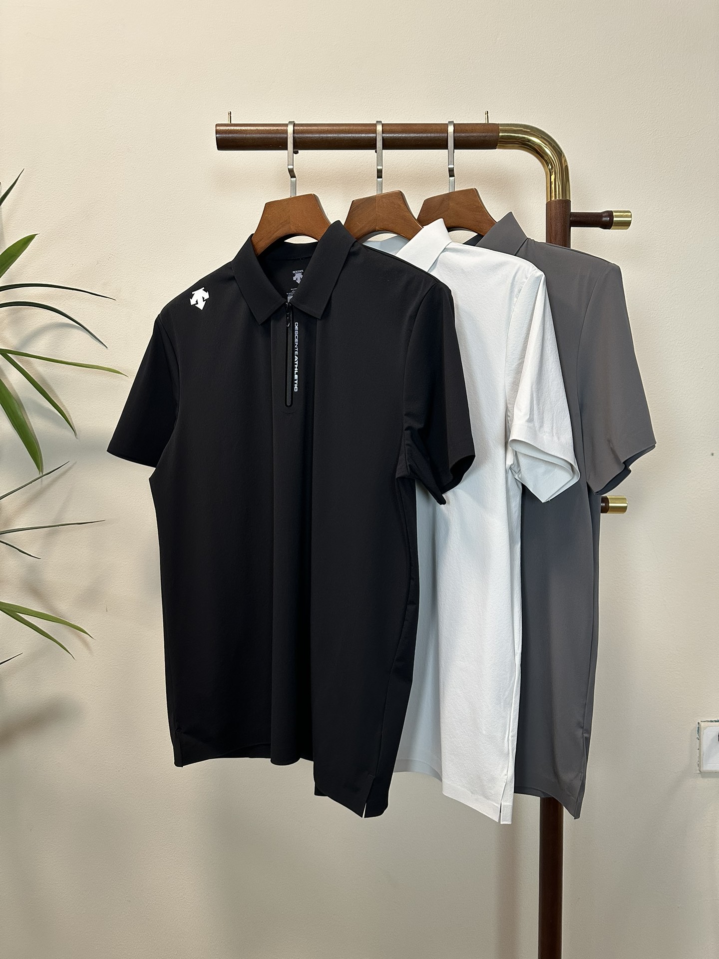 NO:134630,Deesant 2025 new round neck, semi-zipper, short-sleeved T-shirt, high-end version!  Customized fabrics for counters are breathable and comfortable, with impeccable details, and the brand element design concept reflects high quality. The feel is delicate and soft!  It is casually cut, with a great upper body style!  Code number L-4XL, T-shirt,tees,t-shirt,alexander wang19860909迪桑特 2025新款 圆领 半拉链 短袖 T恤 高端版本！专柜定制面料 透气舒适度高,细节无可挑剔,品牌元素设计理念,体现高品质.手感细腻柔软！呈现休闲裁剪,上身版型超赞！ 码数L-4XL,,T-shirt,tees，t-shirt,alexander wang,Men's clothing