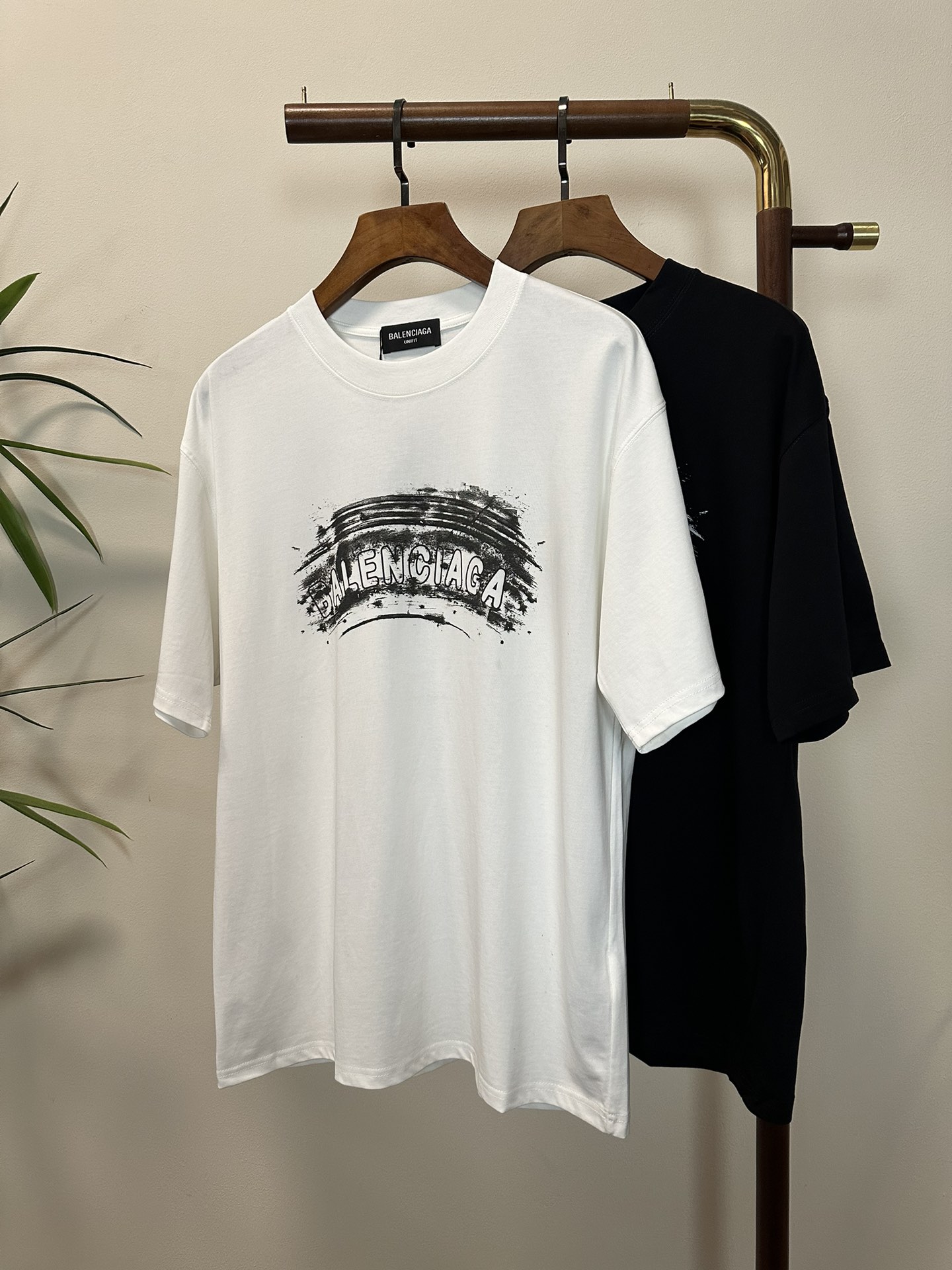 NO:134607,BLCG Balenciaga 2025 new round neck short-sleeved T-shirt high-end version!  Customized fabrics for counters are breathable and comfortable, with impeccable details, and the brand element design concept reflects high quality. The feel is delicate and soft!  It is casually cut, with a great upper body style!  Code number XS-L, balenciaga, T-shirt,tees, t-shirt,alexander wang19860909BLCG 巴黎世家 2025新款 圆领 短袖 T恤 高端版本！专柜定制面料 透气舒适度高,细节无可挑剔,品牌元素设计理念,体现高品质.手感细腻柔软！呈现休闲裁剪,上身版型超赞！ 码数XS-L,,balenciaga,T-shirt,tees，t-shirt,alexander wang,Men's clothing