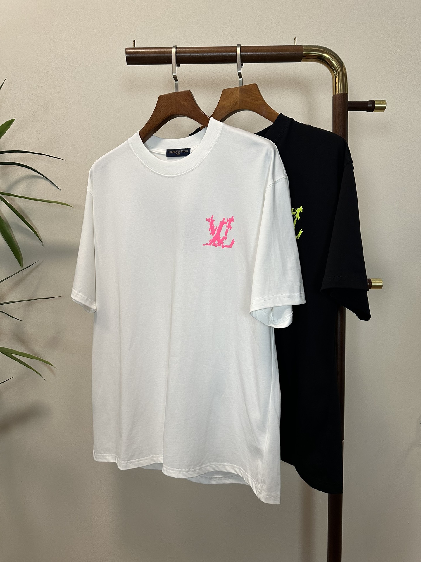 NO:134605,LV Louis Vuitton 2025 new round neck short-sleeved T-shirt high-end version!  Customized fabrics for counters are breathable and comfortable, with impeccable details, and the brand element design concept reflects high quality. The feel is delicate and soft!  It is casually cut, with a great upper body style!  Code number XS-L, louis vuitton,louis vuitton,t-shirt,tees,t-shirt,alexander wang19860909LV 路易威登 2025新款 圆领 短袖 T恤 高端版本！专柜定制面料 透气舒适度高,细节无可挑剔,品牌元素设计理念,体现高品质.手感细腻柔软！呈现休闲裁剪,上身版型超赞！ 码数XS-L,,louis vuitton,louis vuitton,T-shirt,tees，t-shirt,alexander wang,Men's clothing