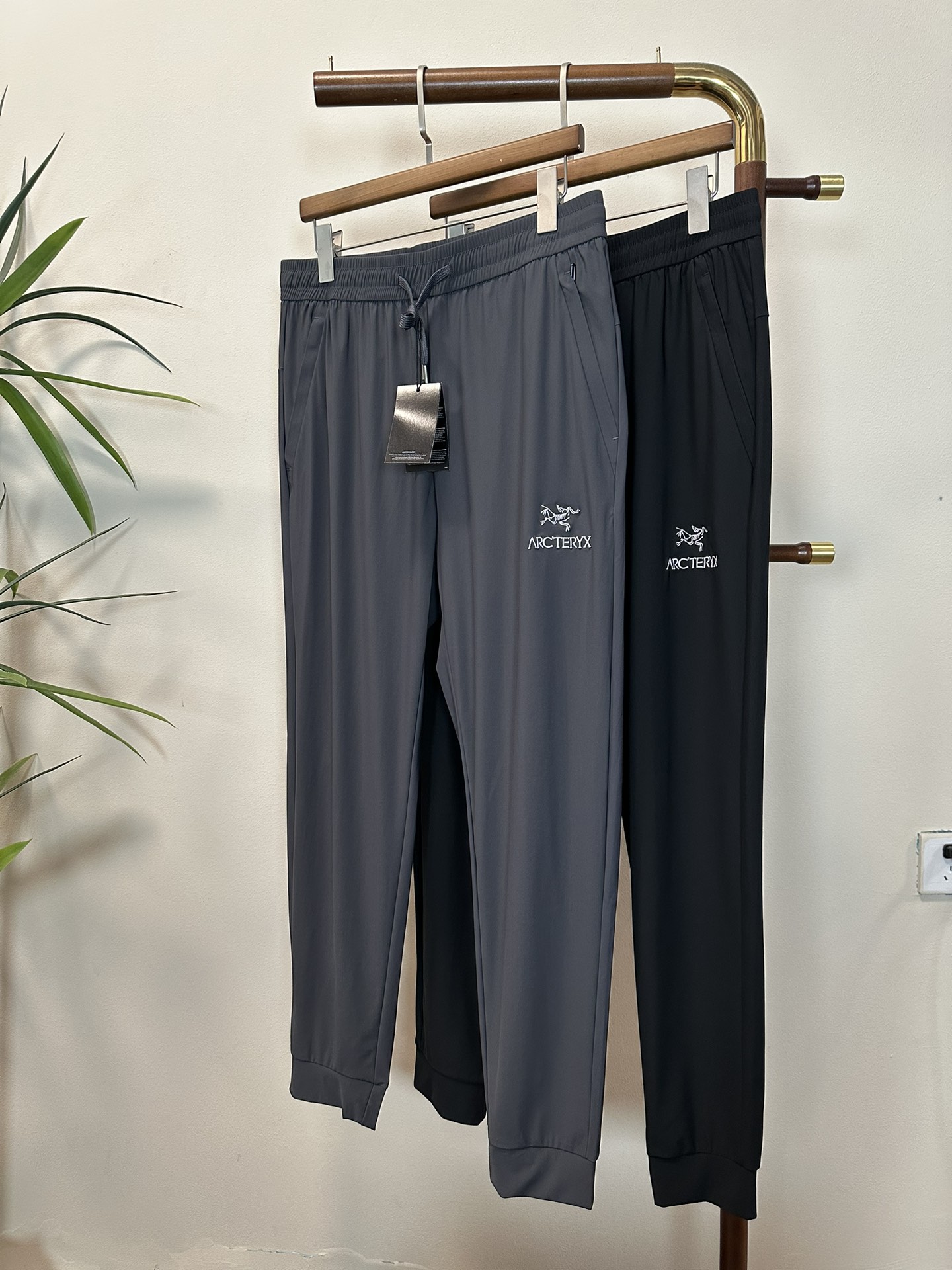 NO:134635,ARC Archaeopteryx New autumn and winter elastic strap casual pants, fleece inside, custom-made fabric for counter, breathable and comfortable, impeccable details, brand element design concept, reflecting high quality. It feels delicate and soft!  It is casually cut, with a great upper body style!  Code number L-4XL, arc'teryx,alexander wang19860909ARC 始祖鸟 秋冬新款松紧带休闲裤,内里加绒,专柜定制面料 透气舒适度高,细节无可挑剔,品牌元素设计理念,体现高品质.手感细腻柔软！呈现休闲裁剪,上身版型超赞！ 码数L-4XL,arc'teryx,alexander wang,Men's clothing