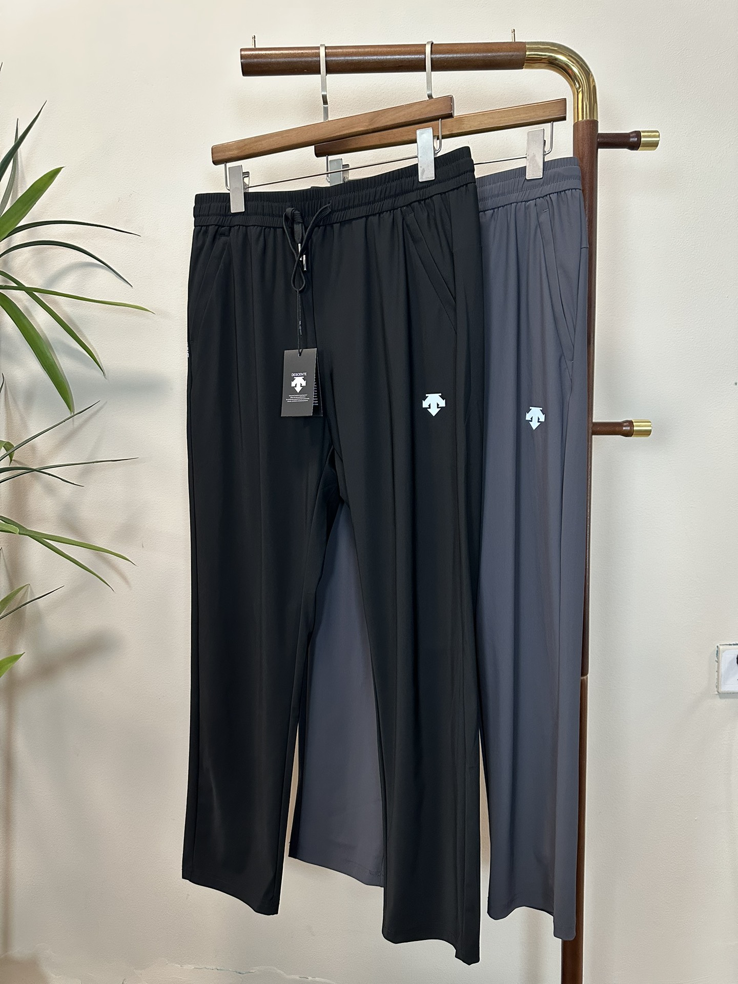 NO:134632,Desante's new autumn and winter elastic strap casual pants, fleece inside, custom-made fabric for counter, breathable and comfortable, impeccable details, brand element design concept, reflecting high quality. It feels delicate and soft!  It is casually cut, with a great upper body style!  Code number L-4XL, alexander wang19860909迪桑特 秋冬新款松紧带休闲裤,内里加绒,专柜定制面料 透气舒适度高,细节无可挑剔,品牌元素设计理念,体现高品质.手感细腻柔软！呈现休闲裁剪,上身版型超赞！ 码数L-4XL,,alexander wang,Men's clothing