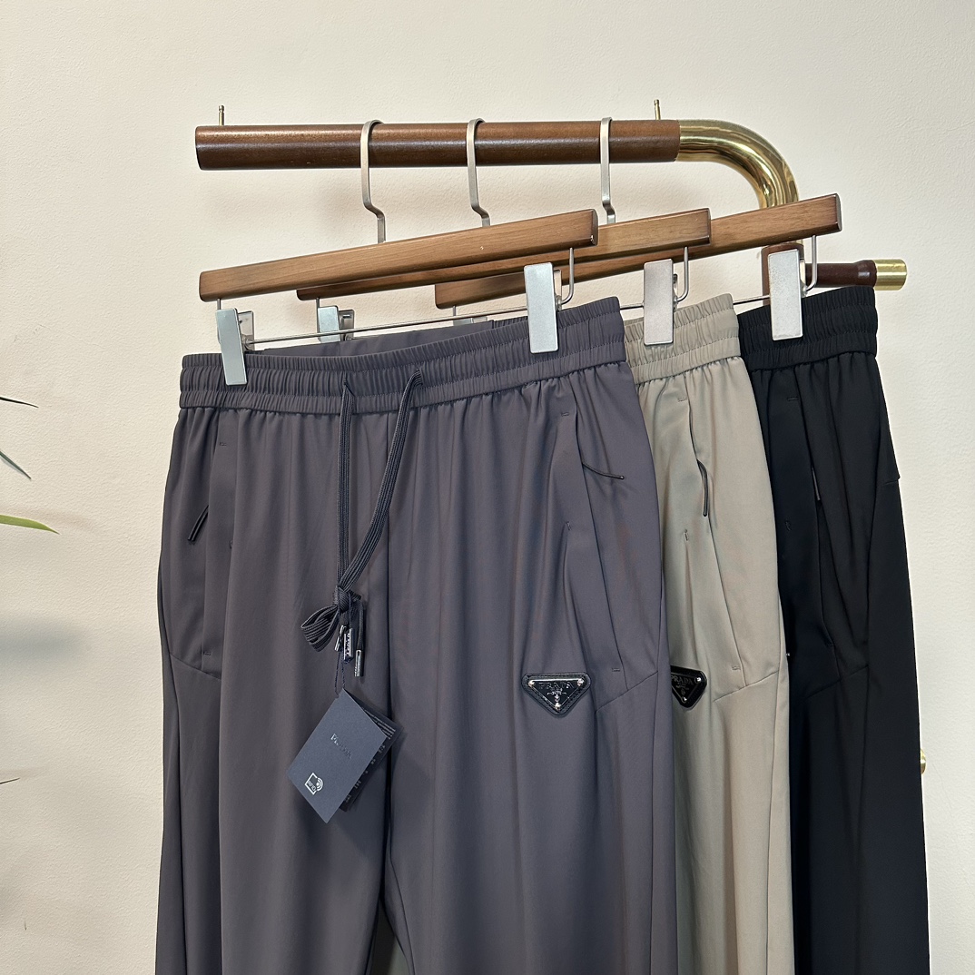 NO:134634,PRA Prada new autumn and winter elastic casual pants, fleece inside, custom-made fabric for counter, breathable and comfortable, impeccable details, brand element design concept, reflecting high quality. It feels delicate and soft!  It is casually cut, with a great upper body style!  Code number L-4XL, prada, prada, alexander wang19860909PRA 普拉达 秋冬新款松紧带休闲裤,内里加绒,专柜定制面料 透气舒适度高,细节无可挑剔,品牌元素设计理念,体现高品质.手感细腻柔软！呈现休闲裁剪,上身版型超赞！ 码数L-4XL,,prada,prada,alexander wang,Men's clothing