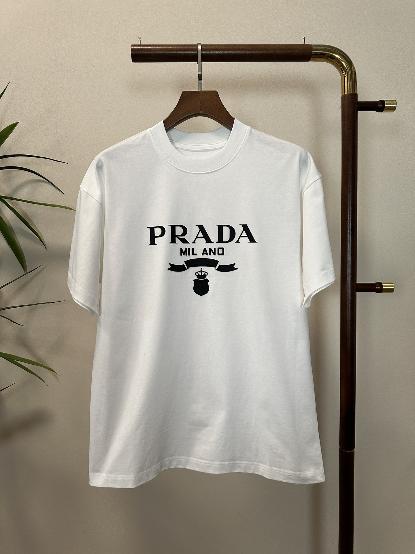 NO:153365,PRA Prada 2025 new round neck short-sleeved T-shirt high-end version!  Customized fabrics for counters are breathable and comfortable, with impeccable details, and the brand element design concept reflects high quality. The feel is delicate and soft!  It is casually cut, with a great upper body style!  Code number M-3XL, prada, prada, T-shirt,tees, t-shirt,alexander wang19860909PRA 普拉达 2025新款 圆领 短袖 T恤 高端版本！专柜定制面料 透气舒适度高,细节无可挑剔,品牌元素设计理念,体现高品质.手感细腻柔软！呈现休闲裁剪,上身版型超赞！ 码数M-3XL,,prada,prada,T-shirt,tees，t-shirt,alexander wang,Men's clothing