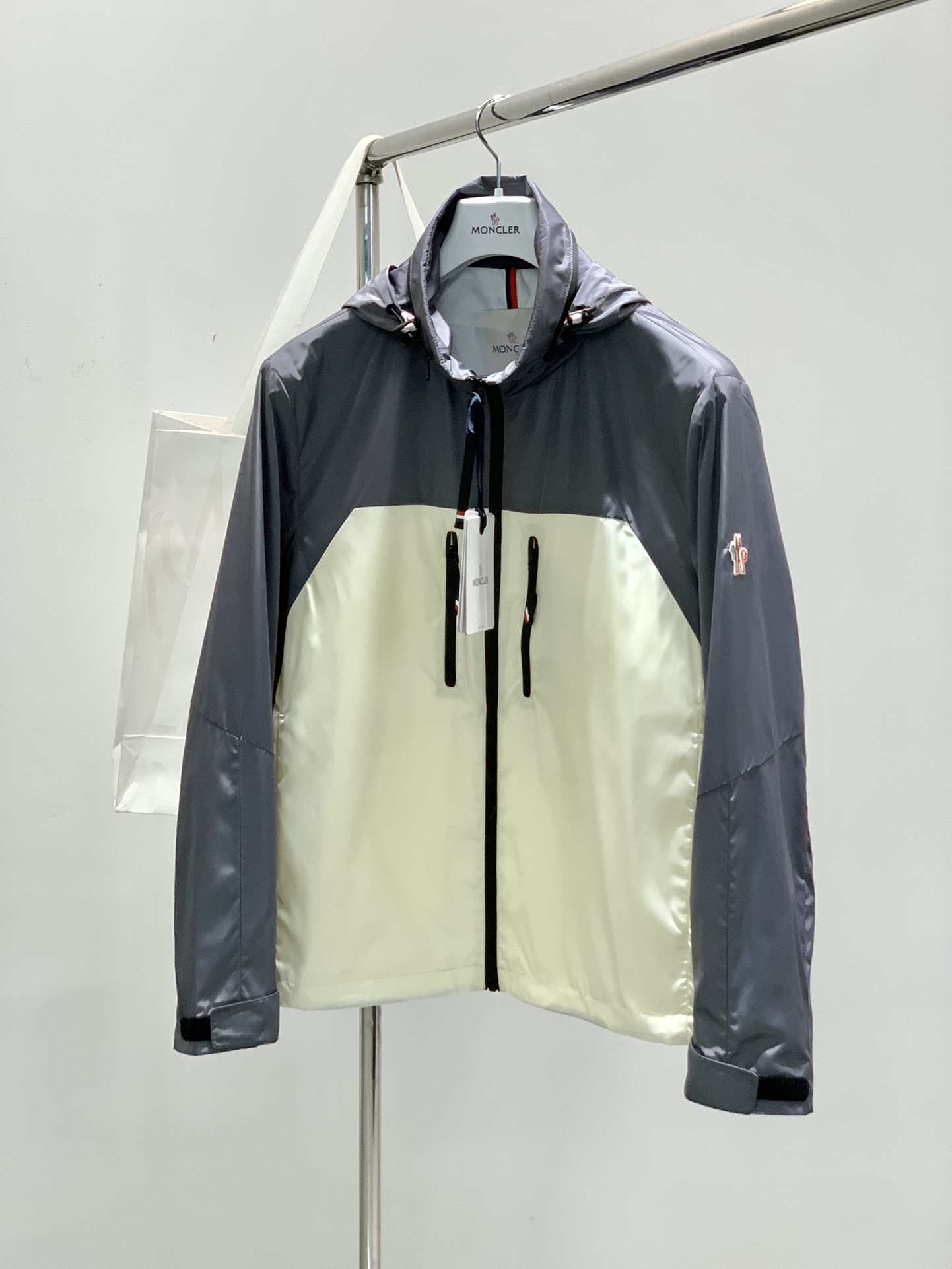 NO:162803,,Moncler hooded, the latest product in spring 2025, available at the counter at the same time, original single ruthless product, fashionable and casual hooded jacket, comfortable upper body!  Eye-catching and highlighted, using imported original fabric, top-grade embroidery craft letter pattern logo, original hardware and accessories decoration, simple but not lacking in fashion, fashionable and handsome upper body, 2 colors recommended, code number M-3XL, christian louboutin, Moncler, jackets & coats, hats, alexander wang19860909,Moncler 蒙口,2025春季最新品,专柜同步有售,原单狠货,时尚休闲连帽外套,上身舒适！吸睛而有亮点,采用进口原版面料,顶级刺绣工艺字母图案logo,原版五金辅料装饰,简单而不失时尚,上身时尚帅气,2色推荐,码数M-3XL,,christian louboutin,Moncler,jackets & coats,hats,alexander wang,Men's clothing