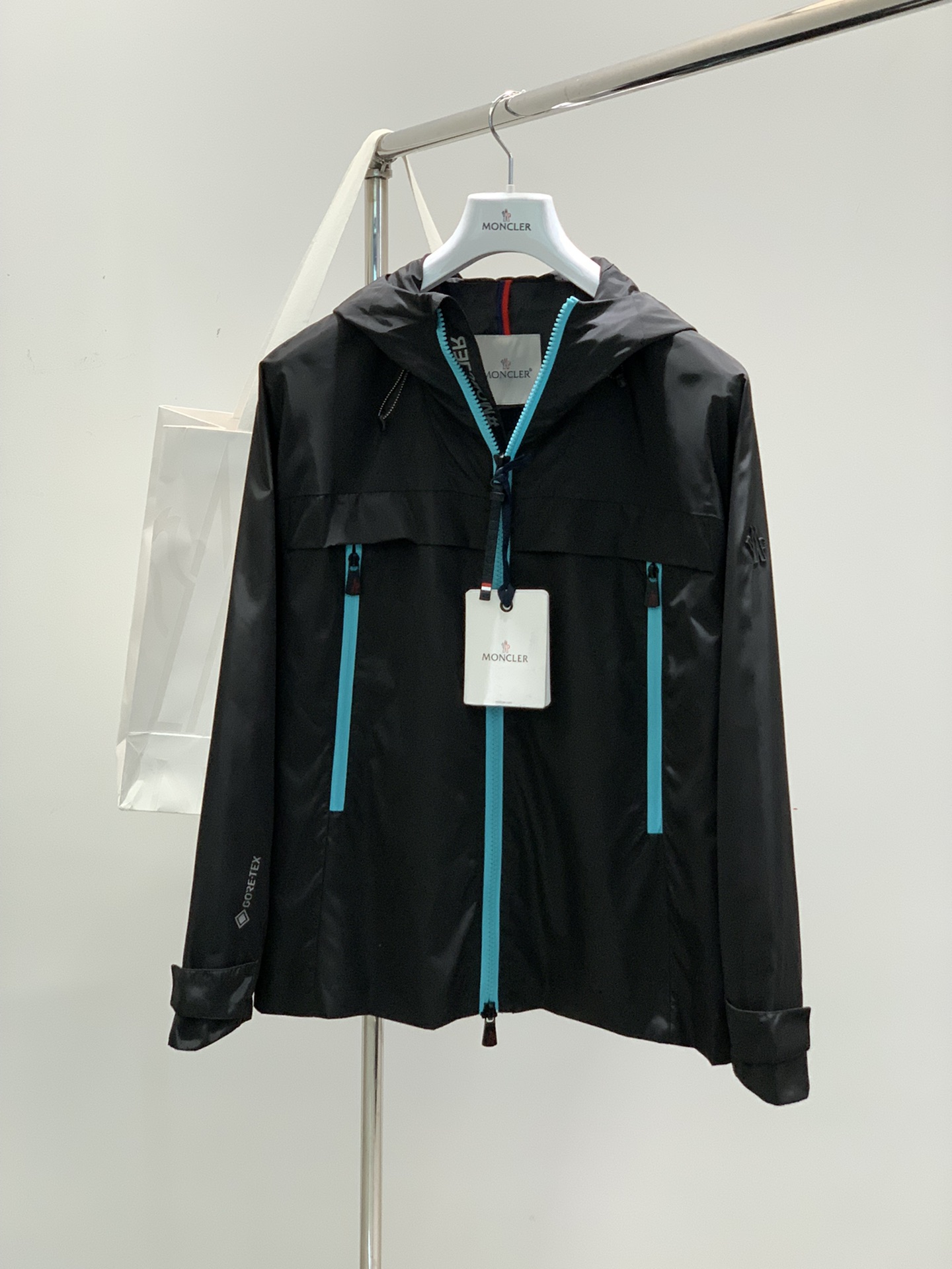 NO:160576,,Moncler hooded, the latest product in spring 2025, available at the counter at the same time, original single ruthless product, fashionable and casual hooded jacket, comfortable upper body!  Eye-catching and highlighted, using imported original fabric, top-grade printed craft letter pattern logo, original hardware and accessories decoration, simple but not lacking in fashion, fashionable and handsome, 2 colors recommended, code number M-3XL, christian louboutin, Moncler, jackets & coats, hats, alexander wang19860909,Moncler 蒙口,2025春季最新品,专柜同步有售,原单狠货,时尚休闲连帽外套,上身舒适！吸睛而有亮点,采用进口原版面料,顶级印花工艺字母图案logo,原版五金辅料装饰,简单而不失时尚,上身时尚帅气,2色推荐,码数M-3XL,,christian louboutin,Moncler,jackets & coats,hats,alexander wang,Men's clothing