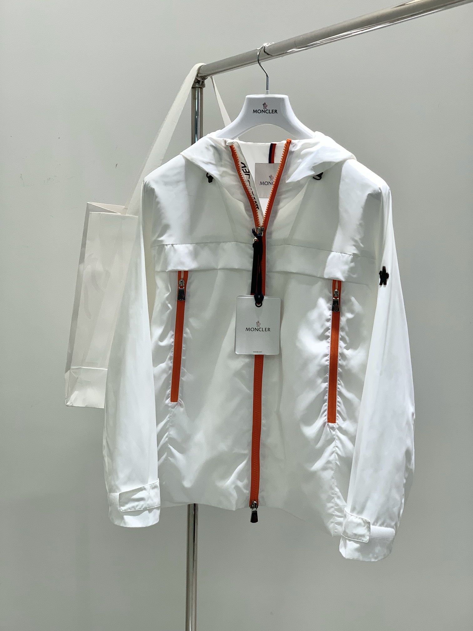 NO:162802,,Moncler hooded, the latest product in spring 2025, available at the counter at the same time, original single ruthless product, fashionable and casual hooded jacket, comfortable upper body!  Eye-catching and highlighted, using imported original fabric, top-grade printed craft letter pattern logo, original hardware and accessories decoration, simple but not lacking in fashion, fashionable and handsome, 2 colors recommended, code number M-3XL, christian louboutin, Moncler, jackets & coats, hats, alexander wang19860909,Moncler 蒙口,2025春季最新品,专柜同步有售,原单狠货,时尚休闲连帽外套,上身舒适！吸睛而有亮点,采用进口原版面料,顶级印花工艺字母图案logo,原版五金辅料装饰,简单而不失时尚,上身时尚帅气,2色推荐,码数M-3XL,,christian louboutin,Moncler,jackets & coats,hats,alexander wang,Men's clothing