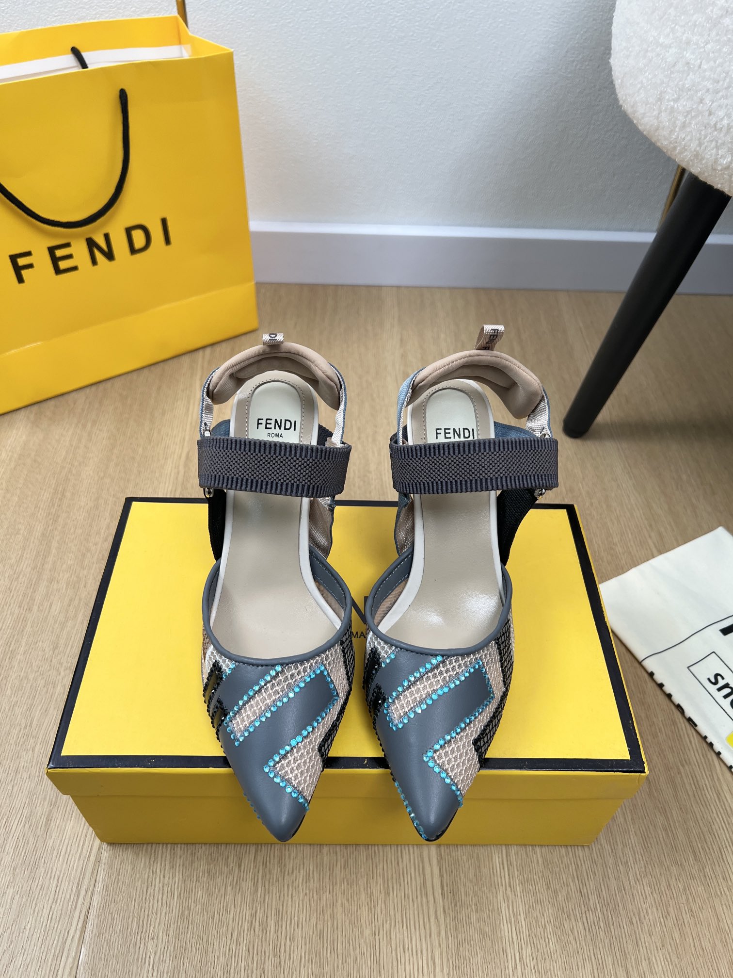 NO:259724,FENDI | 2025 FD2025 latest spring and summer hottest catwalk pointed high heel rear hollow sandal series Original 1:1 developed, made of semi-transparent nanotechnology mesh cloth, upper is decorated with counter silk cowhide and customized canvas toe, elastic ribbon wraps around the foot, rear trip strap is encrypted solid color/jacquard webbing, the ankle strap is decorated with lycra latex heel padding, making the heel absolutely comfortable, without any worries about foot strokes, and is also decorated with lifting and buckles, perfect design!  Super nice and versatile, very eye-catching. The cute and cute warm and cute! Super comfortable to wear. The upper is original custom FF mesh fabric, inner sheepskin, original injection molded leather outsole, heel height 8.5cm, size 36-43 (41.42.43 customized), high heels, fendi, fendi, sandals, high heels, cowhide, sheepskin, Leather soles19860909FENDI 芬迪| 2025 FD2025最新款春夏最新爆款走秀款尖头高跟后空凉鞋系列 原版1:1开发,半透视纳米科技网眼布制成,鞋面缀有专柜丝绸牛皮及定制的帆布鞋头,弹性缎带绕裹脚部,后绊带为加密纯色/提花织带,足踝搭带缀有莱卡乳胶后包跟软垫,让脚后跟绝对的舒适,绝无打脚之忧,更缀有提拉扣绊,完美的设计！ 超好看百搭,非常吸眼睛 蠢萌蠢萌的暖暖的超可爱!上脚超级舒适 鞋面原版定制FF网布 内里羊皮 大底原版注塑真皮大底 跟高8.5cm 码数36-43（41.42.43定制）,高跟鞋,fendi,fendi,sandals,high heels,cowhide,sheepskin,Leather soles,Women's Shoes