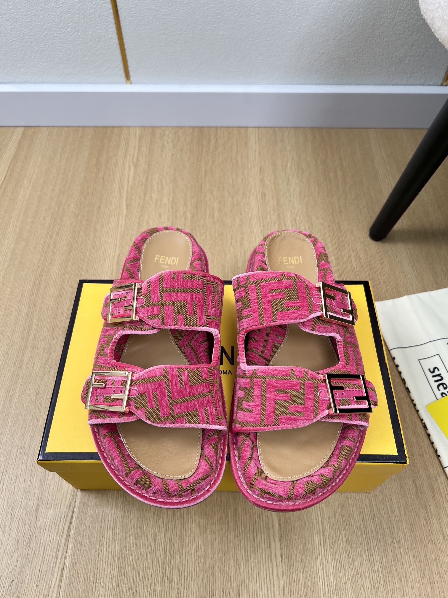 NO:259716,Couple model FENDI Fendi | 2025 FD2025 latest double-belt broadband piping craft flat sandal series FD match Original purchase One to one replica The first design with FF Baguette decorative buckle fresh blood injection and FF retro, super good looking and versatile, original custom FF fabric, inner sheepskin, outsole original open mold TPU outsole, size women's model 35-42 men's model 39-46 (female 40.41.42 men's 45.46 customized) women's model, slippers, fendi, fendi, sandals, slippers, sheepskin19860909情侣款FENDI 芬迪| 2025 FD2025最新款双带扣宽带滚边工艺平底凉鞋系列 FD match 原版购入 一比一复刻 设计师Kim Jones打造的首款带FF Baguette装饰性搭扣新鲜血液注入加FF复古的设计 超好看百搭 鞋面原版定制FF布 内里羊皮 大底原版开模TPU大底 码数女款35-42男款39-46（女40.41.42男45.46定制） 女款 男款,拖鞋,fendi,fendi,sandals,slippers,sheepskin,Women's Shoes