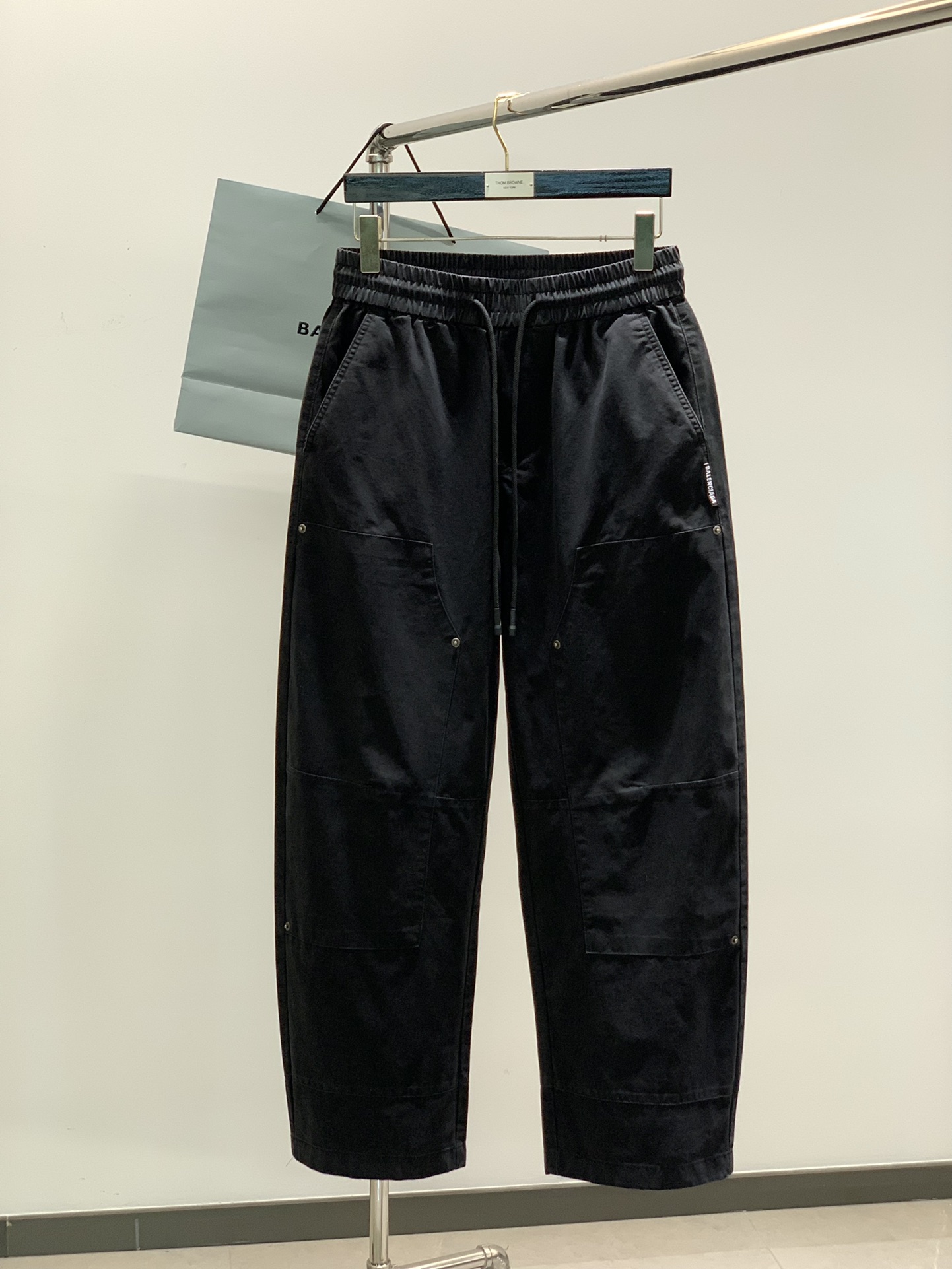 NO:132671,Color black, black gray, Balenciaga, the latest spring products, the counter is available at the same time, original single goods, fashionable casual pants, imported original washing elastic fabric, comfortable and elastic, top-grade embroidery craft letter pattern logo, original hardware and auxiliary decoration, super positive style, comfortable and breathable, counter quality, handsome and stylish upper body, complete three standards, 2 colors recommended, S-2XL,,balenciaga,balenciaga,alexander wang19860909颜色黑色,黑灰 ,Balenciaga 巴黎世家,春季最新品,专柜同步有售,原单狠货,时尚休闲裤,进口原版水洗弹力面料,舒适有弹性,顶级刺绣工艺字母图案Logo,原版五金辅料装饰,版型超正,舒适透气,专柜品质,上身帅气有型,三标齐全,2色推荐,码数S-2XL,,balenciaga,balenciaga,alexander wang,Men's clothing