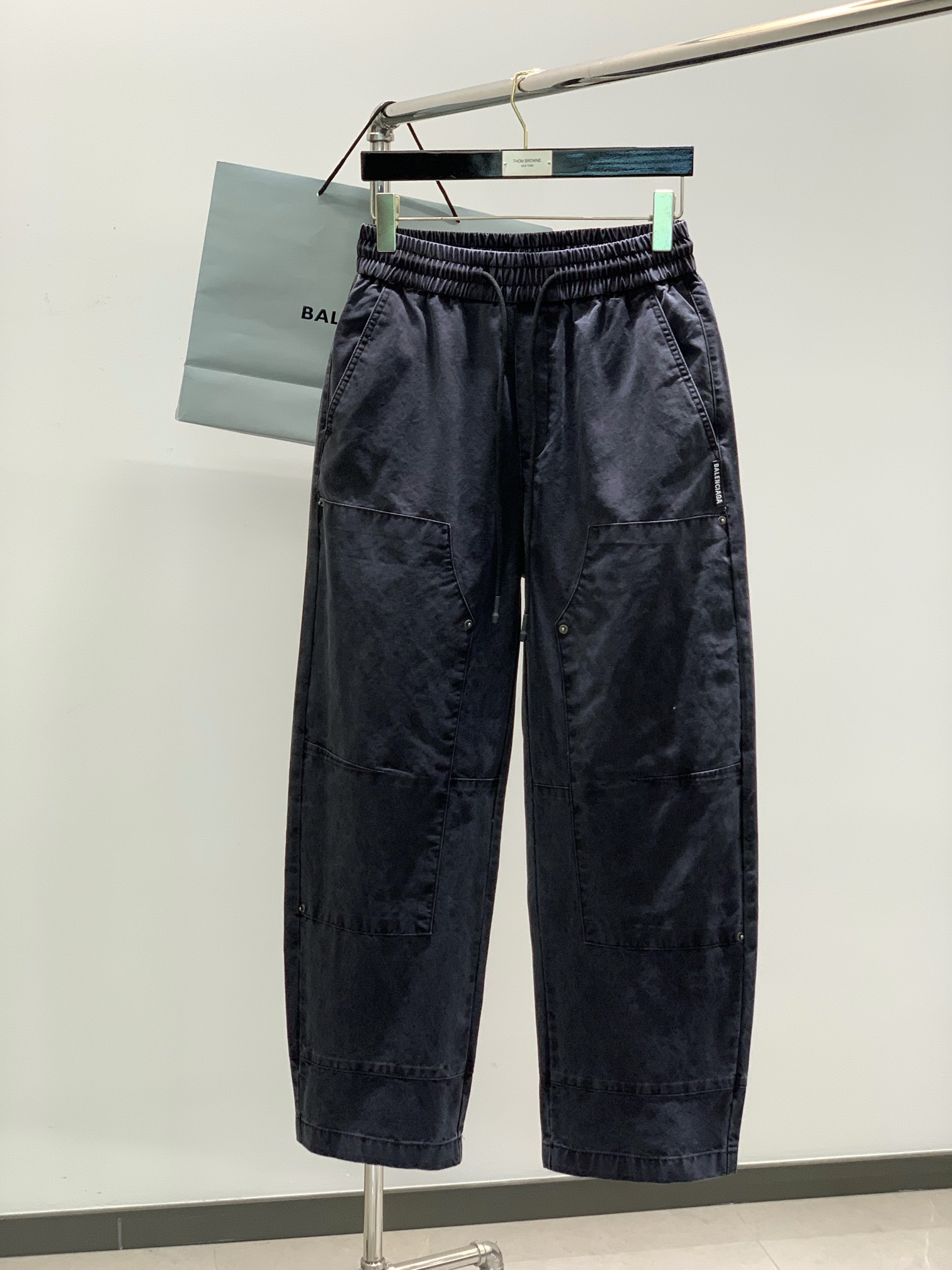 NO:132674,,Balenciaga Balenciaga, the latest spring products, the counter is available at the same time, original singles, fashionable casual pants, imported original wash elastic fabric, comfortable and elastic, top-grade embroidery craft letter pattern logo, original hardware and auxiliary decoration, super positive style, comfortable and breathable, counter quality, handsome and stylish upper body, complete three standards, 2 colors recommended, S-2XL,,balenciaga,balenciaga,alexander wang19860909,Balenciaga 巴黎世家,春季最新品,专柜同步有售,原单狠货,时尚休闲裤,进口原版水洗弹力面料,舒适有弹性,顶级刺绣工艺字母图案Logo,原版五金辅料装饰,版型超正,舒适透气,专柜品质,上身帅气有型,三标齐全,2色推荐,码数S-2XL,,balenciaga,balenciaga,alexander wang,Men's clothing