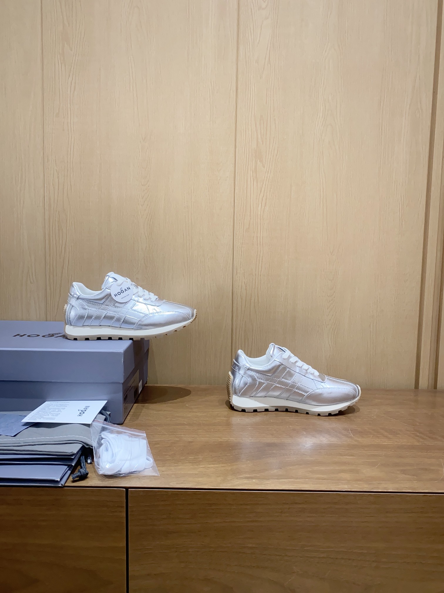 NO:232743,The new H-STRIPES series couples' forrest Gump shoes jogging shoes adopt a thick sole design decorated with vertical strips and ripples to make the luxurious shoes feel refreshed and energetic, shuttle through personality, seize the focus of sight, and set off a modern urban trend!  Upper material cowhide inner material cowhide outsole material original 1:1 rubber foam sole optional size for women 35-40, men 39-45. Factory first female model for women men, casual shoes/sports shoes, sneakers, cowhide19860909新款H-STRIPES 系列情侣款阿甘鞋慢跑鞋 采用饰以竖条和波纹的厚底设计令奢潮鞋履焕发新意活力、穿梭性格畅想、抢占视线焦点、在掀现代感都市风潮！ 鞋面材质牛皮 内里材质牛皮 大底材质原版1:1橡胶发泡底 可选码数女35-40,男款39-45 工厂首发女款 男款,休闲鞋/运动鞋,sneakers,cowhide,Women's Shoes