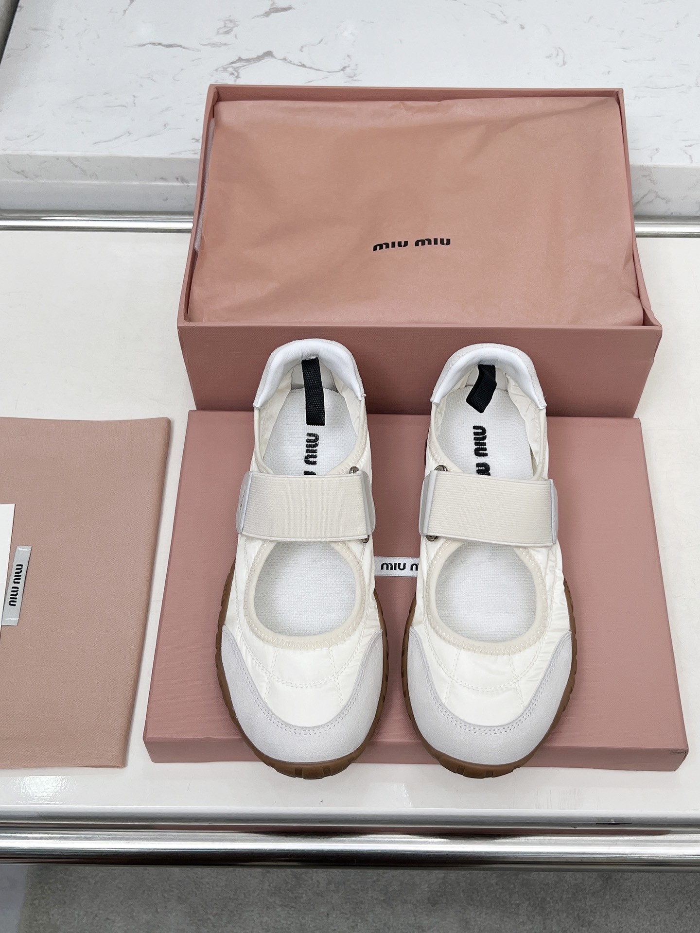 NO:227424,Miu Miu 25ss Spring and summer new show MiuMiuMiu German training Casual shoes Show craftsmanship comes from the details of the Miu Miu series Trendy elements of the new season Concept with the current love, diverse collision, conveying modern style~ It looks good no matter how you wear it, this summer fashionista favorite Fabric cowhide/original nylon mesh Imported sheepskin Outsole Original molded TPU rubber sole Size 35-40 (41 customized) Original packaging, casual shoes/sports shoes, miumiu, sneakers, cowhide, sheepskin19860909Miu Miu 25ss 春夏新款走秀MiuMiu 德训 休闲鞋 秀场工艺来自Miu Miu系列的细节特写 新季的潮流要素 与此刻挚爱的概念,多元对撞,传达现代风格~ 怎么穿都好看今夏时髦精最爱 面料牛皮/原版尼龙网布 内里进口羊皮 大底原版开模TPU橡胶鞋底 码数35-40（41订做） 原版包装,休闲鞋/运动鞋,miumiu,sneakers,cowhide,sheepskin,Women's Shoes