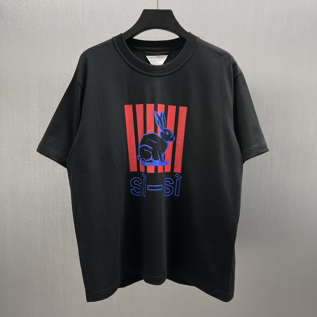 BV Camiseta con estampado de conejo y rayas verticales. Talla: S-XL. Esta camiseta tiene el cuerpo principal en negro c…