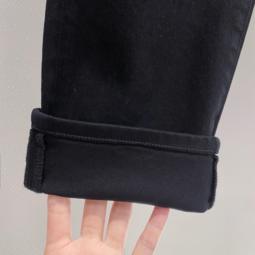 D。后兜字母Logo刺绣小直筒男士牛仔裤高端系列客供定制·优质牛仔棉布经水洗处理后洗水色泽非常高级绝对高