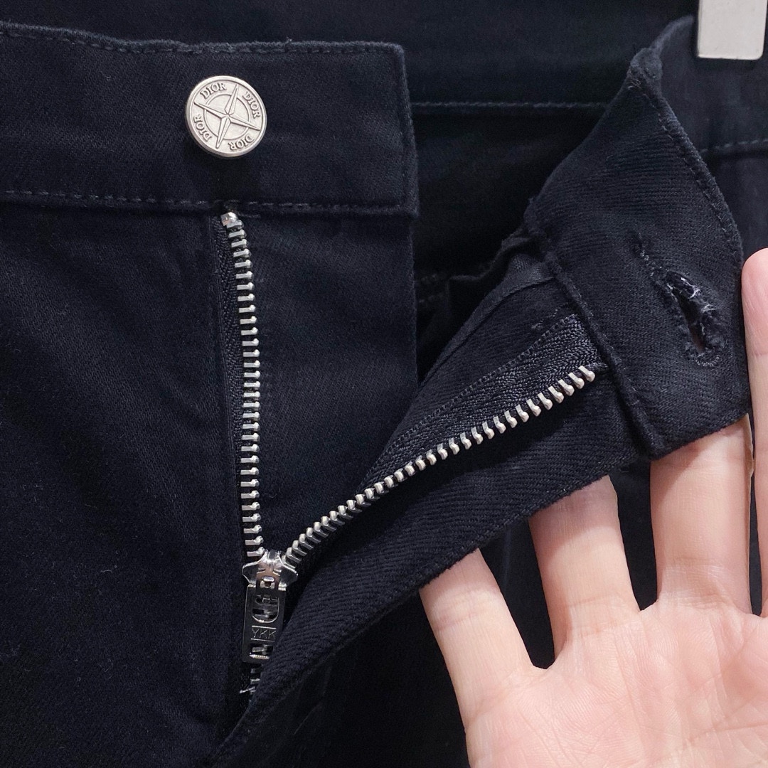 D。后兜字母Logo刺绣小直筒男士牛仔裤高端系列客供定制·优质牛仔棉布经水洗处理后洗水色泽非常高级绝对高