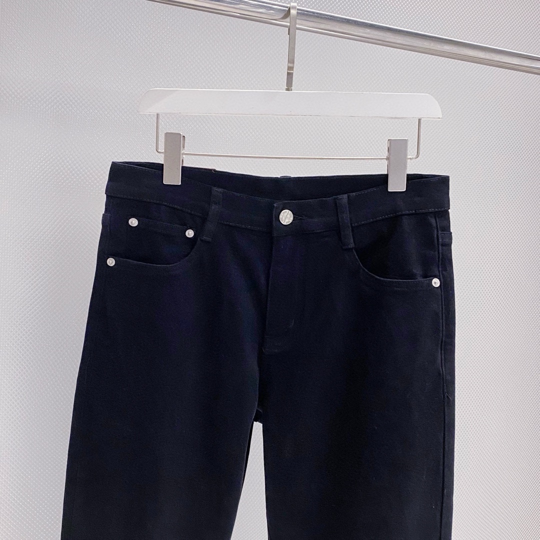 D。后兜字母Logo刺绣小直筒男士牛仔裤高端系列客供定制·优质牛仔棉布经水洗处理后洗水色泽非常高级绝对高