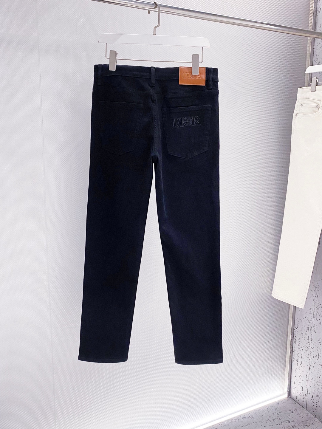 D。后兜字母Logo刺绣小直筒男士牛仔裤高端系列客供定制·优质牛仔棉布经水洗处理后洗水色泽非常高级绝对高