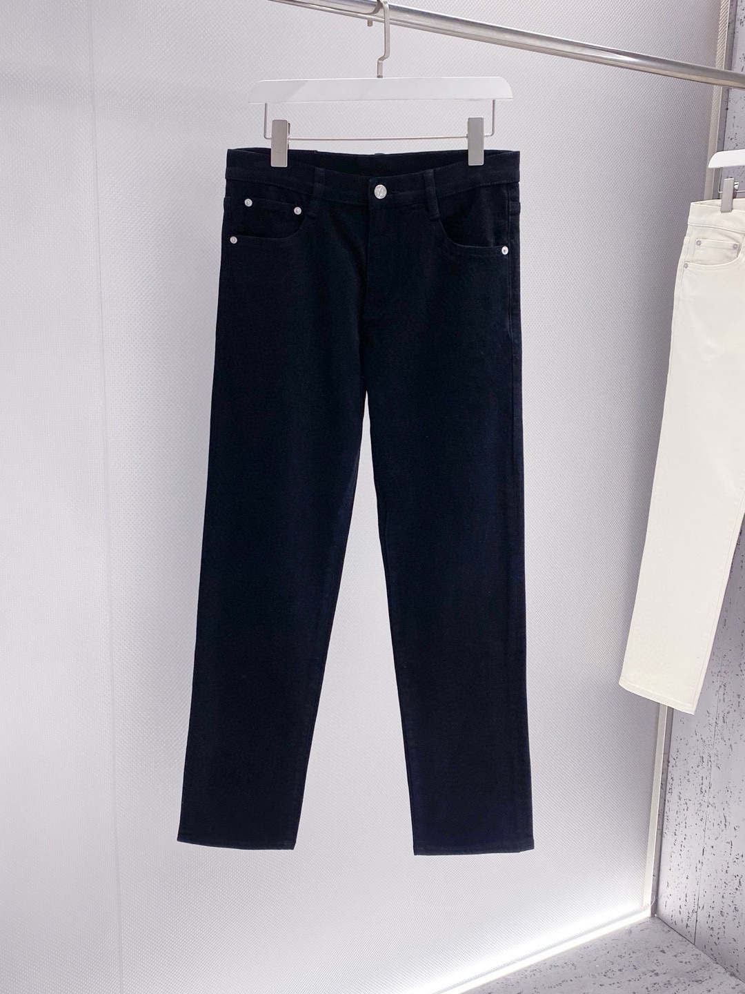 D。后兜字母Logo刺绣小直筒男士牛仔裤高端系列客供定制·优质牛仔棉布经水洗处理后洗水色泽非常高级绝对高