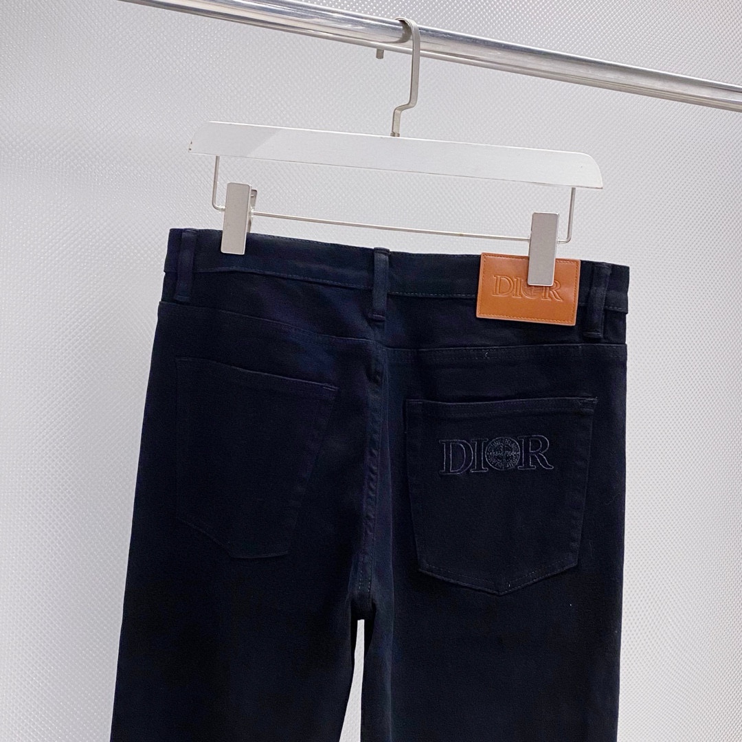 D。后兜字母Logo刺绣小直筒男士牛仔裤高端系列客供定制·优质牛仔棉布经水洗处理后洗水色泽非常高级绝对高