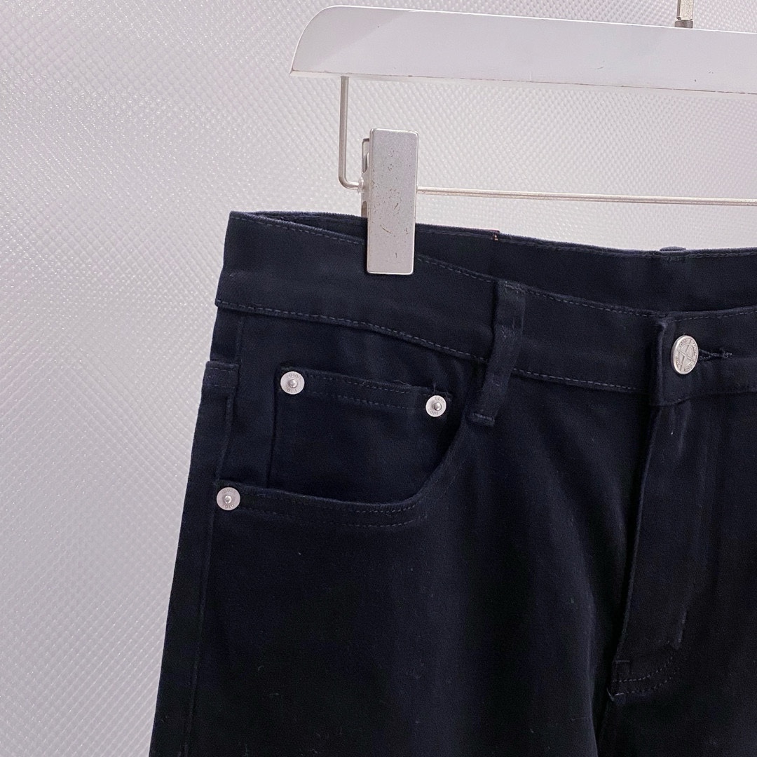 D。后兜字母Logo刺绣小直筒男士牛仔裤高端系列客供定制·优质牛仔棉布经水洗处理后洗水色泽非常高级绝对高