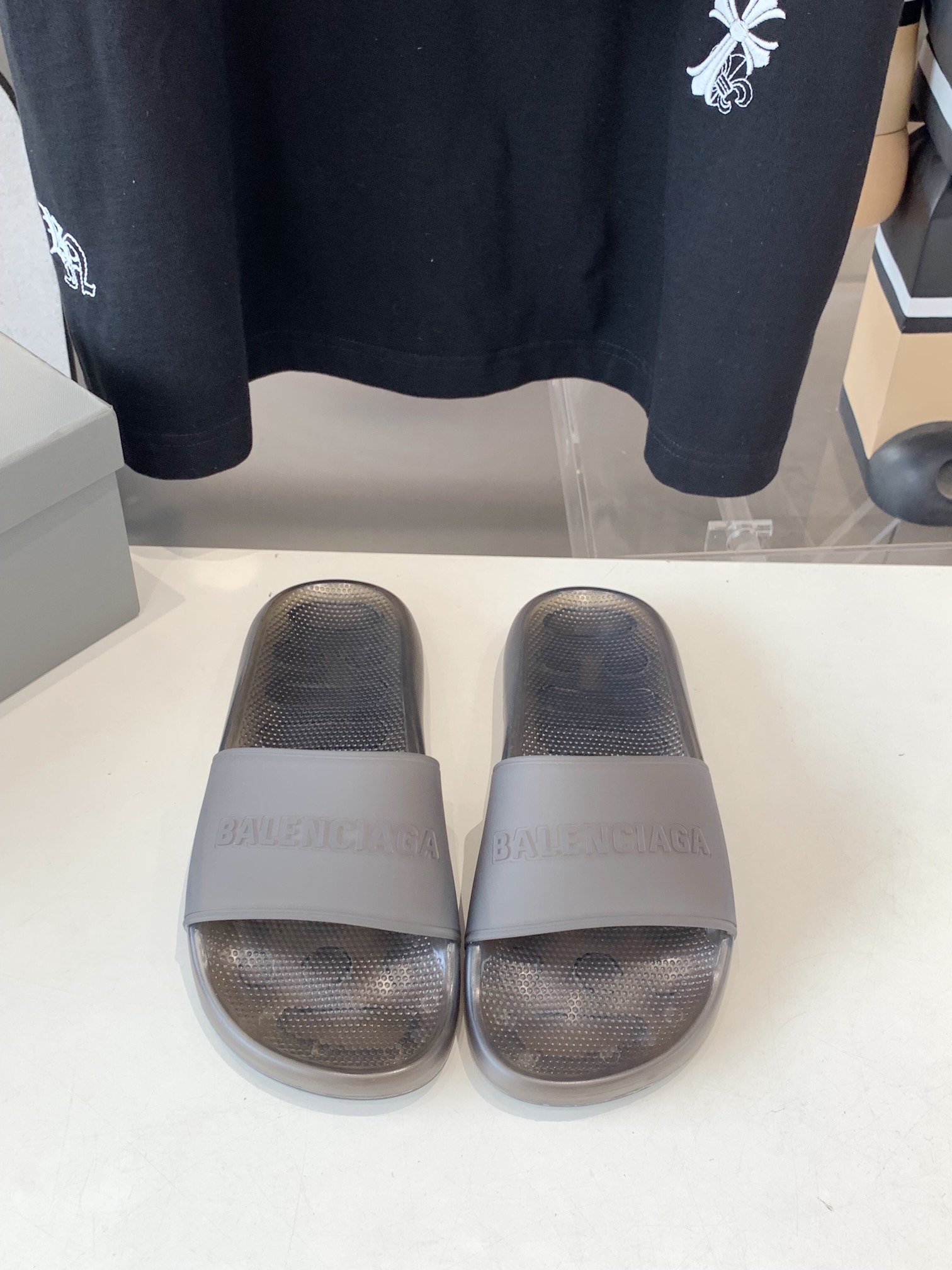 NO:404353,Couple model size:35-46 BALENCIAGE Pool Crocs Cooperation model thick sole drag original 1:1 restore, air cushion sole, full of comfort, all upper grain, sole pattern, and full of detail. Believe me, it must be a pair of beach slippers that can make you weld your feet all summer long, slippers, balenciaga, balenciaga, slippers19860909情侣款size:35-46 BALENCIAGE 巴黎世家 Pool Crocs 合作款厚底拖 原版1:1还原,气垫鞋底,舒适度满满,所有鞋面颗粒感,鞋底纹路,细节感拉满 相信我,一定是一双可以让你整个夏天焊死脚上的沙滩拖鞋,拖鞋,balenciaga,balenciaga,slippers,Women's Shoes