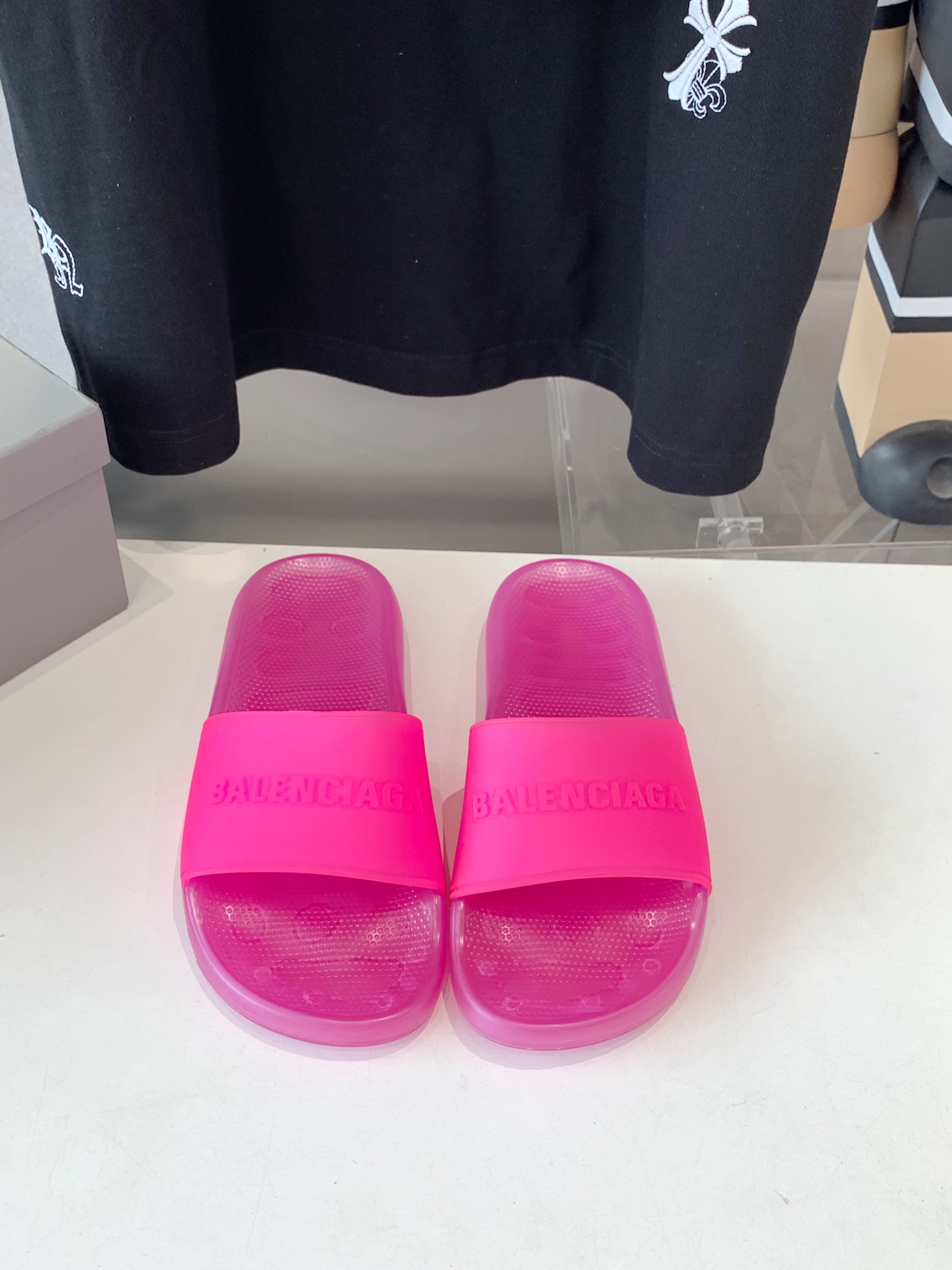NO:404358,Couple model size: 35-40 Rose Red No Men's Size BALENCIAGE Pool Crocs Cooperation model thick sole drag original 1:1 restored, air cushion sole, full of comfort, all upper grain, sole pattern, full of detail. Believe me, it must be a pair of beach slippers that can make you weld your feet all summer long, slippers, balenciaga, balenciaga, slippers19860909情侣款size:35-40玫红没男码 BALENCIAGE 巴黎世家 Pool Crocs 合作款厚底拖 原版1:1还原,气垫鞋底,舒适度满满,所有鞋面颗粒感,鞋底纹路,细节感拉满 相信我,一定是一双可以让你整个夏天焊死脚上的沙滩拖鞋,拖鞋,balenciaga,balenciaga,slippers,Women's Shoes