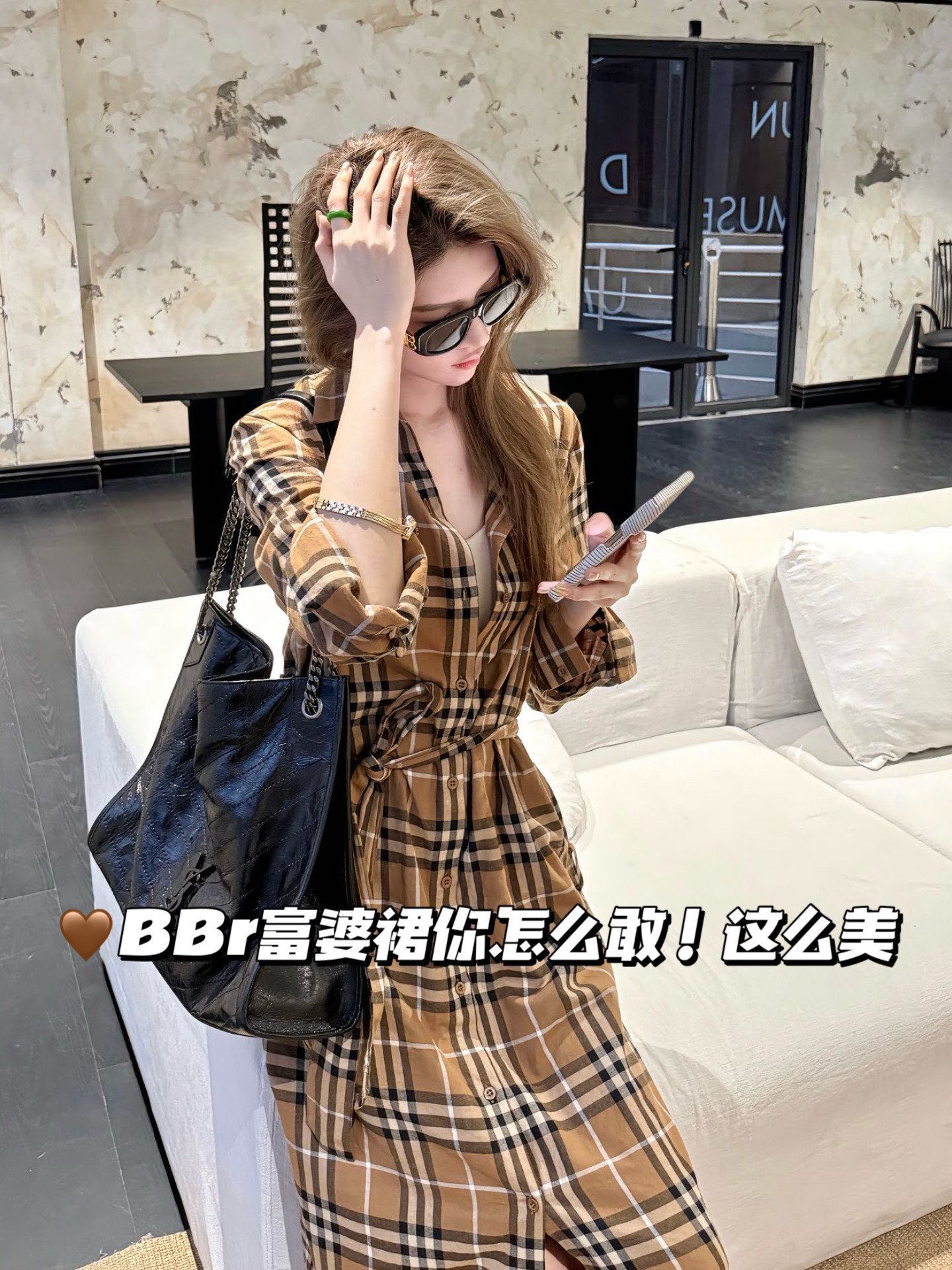 New world 上新 
💰165 巴宝莉bbr慵懒富婆裙 （一条裙子可以做2件半衬衣 ）
 【一组实拍细节图】
     做了口袋哈
定位腰头➕配送腰带
纯棉格子布面料很舒适亲肤
精致刺绣又低调又更增加精致感
老钱风的华贵感 
还是被𝐁𝐮𝐫𝐛𝐞𝐫𝐫𝐲拿捏了!  
果然老钱风
还是得看𝐁𝐮𝐫𝐛𝐞𝐫𝐫𝐲!
尺码：SM
          S          M
衣长  108       110
胸围  104     106
肩宽  52      53