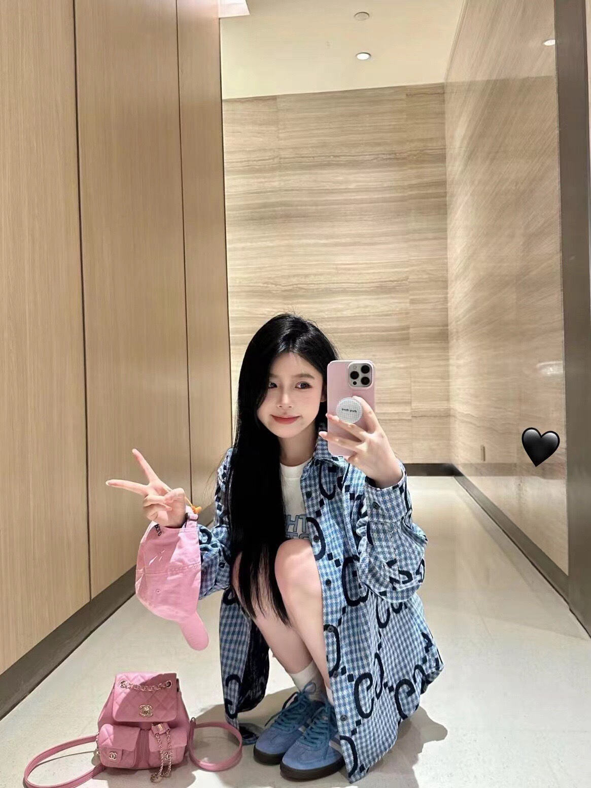 New world 上新 
💰145 𝙂𝙪𝙘𝙘𝙞古驰林俊杰蓝色衬衣
【一组实拍细节图】
    专柜的高级色
拍照分分钟出片
不是传统那种硬硬的衬衣噢
是有柔软度定制双G面料 
蓝色更清爽 很舒服
真的一整件衬衫裙大版型 
小逼格超值！🫐
尺码：SM
          S          M
衣长  70       72
胸围  118     120
肩宽  55      56