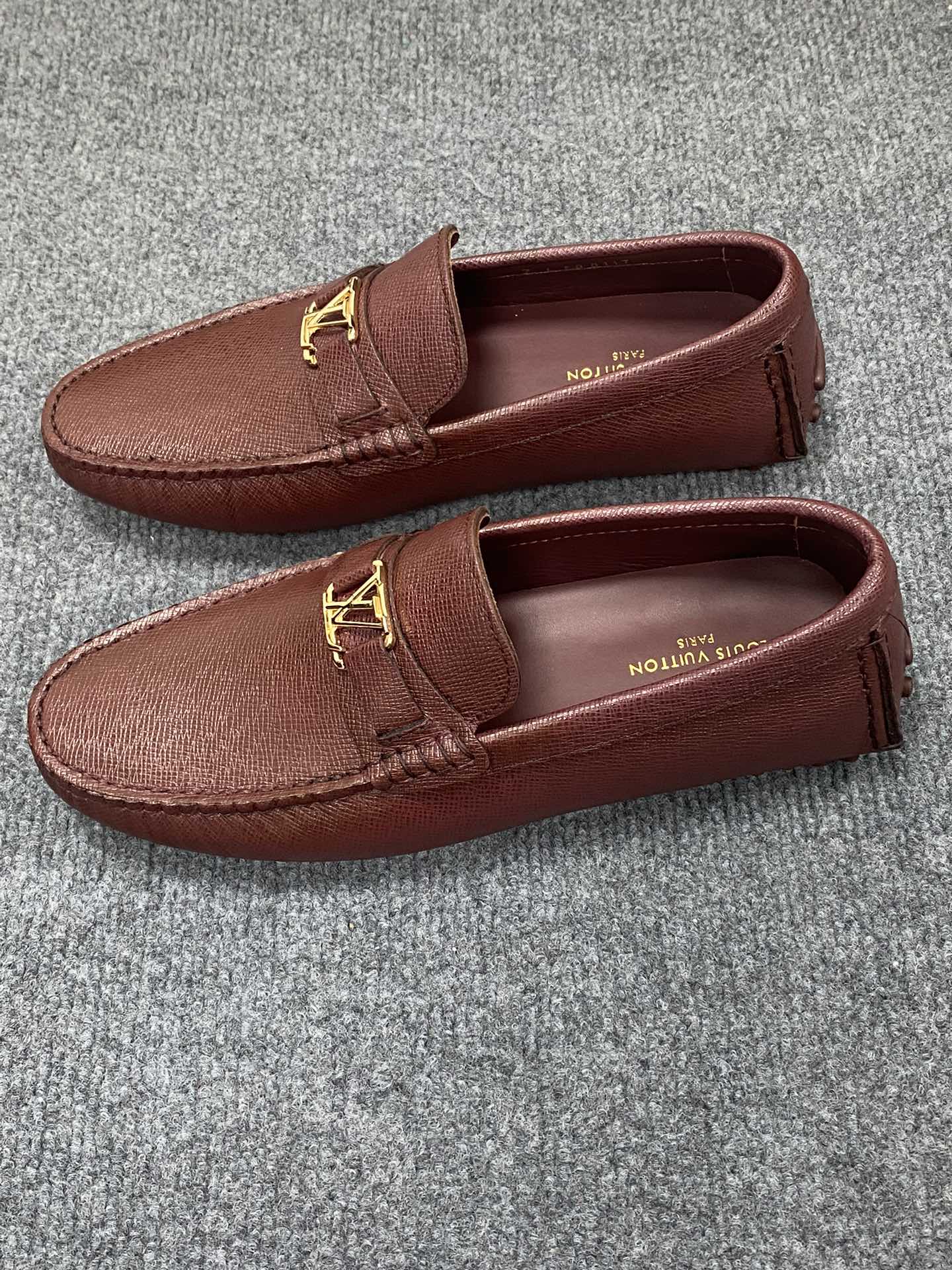 NO:275356,LV Spring and Summer Counter GLORIA series original leather production original last. Classic driving cover casual shoes that show elegant style with exquisite craftsmanship details all over the upper. Italian imported calfskin fabric made of molded cowhide leather footbed inside ~ Private mold replica sole unique style comfortable driving shoes with [counter packaging original box, wrapping paper, cards, instructions, shoehorns, cloth bags] no pressure to enter and exit the counter!  Number of codes 39.-44. (order 38.45.46.47), louis vuitton,cowhide19860909LV 春夏专柜GLORIA系列款原厂特供皮料生产 原版楦型.以遍布鞋面的Monogram精致工艺细节展现优雅风貌的经典开车套脚休闲鞋意大利进口小牛皮制作面料 成型牛皮垫脚内里 ～私模复刻鞋底 风格独特 舒适开车便鞋 配【专柜包装原版盒子、包装纸、卡片、说明书、鞋拔、布袋】进出专柜无压力！码数39.一44.(订38.45.46.47),,louis vuitton,cowhide,Men's shoes