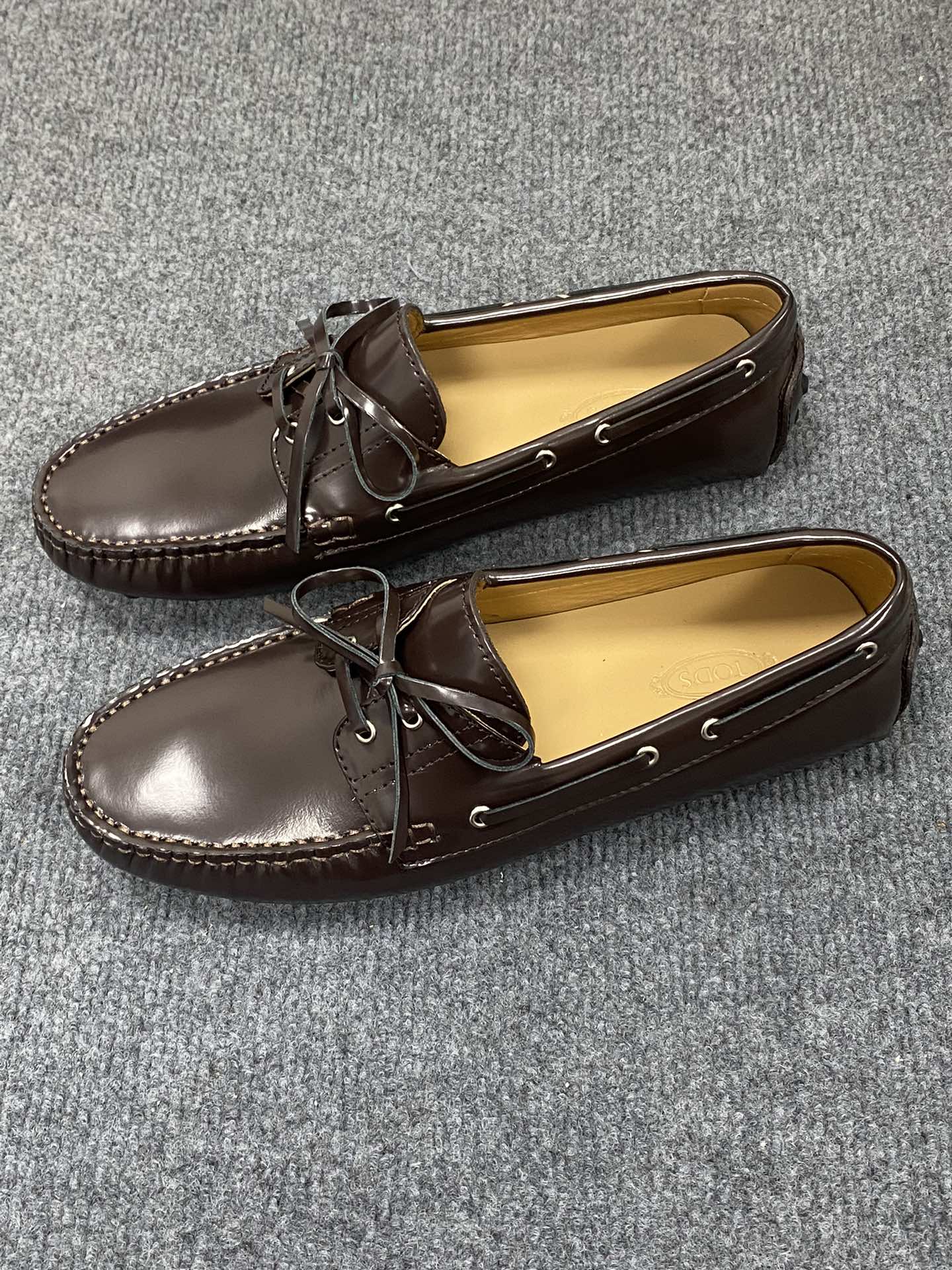 NO:275358,,TD. Spring and summer counter GLORIA series original leather production original last. Classic driving cover casual shoes that show elegant style with exquisite craftsmanship details all over the upper. Italian imported calfskin fabric made of molded cowhide leather footbed inside ~ Private mold replica sole unique style comfortable driving shoes with [counter packaging original box, wrapping paper, cards, instructions, shoehorns, cloth bags] no pressure to enter and exit the counter!  Number of codes 39.-44. (order 38.45.46.47), cowhide19860909,TD.春夏专柜GLORIA系列款原厂特供皮料生产 原版楦型.以遍布鞋面的Monogram精致工艺细节展现优雅风貌的经典开车套脚休闲鞋意大利进口小牛皮制作面料 成型牛皮垫脚内里 ～私模复刻鞋底 风格独特 舒适开车便鞋 配【专柜包装原版盒子、包装纸、卡片、说明书、鞋拔、布袋】进出专柜无压力！码数39.一44.(订38.45.46.47),,cowhide,Men's shoes