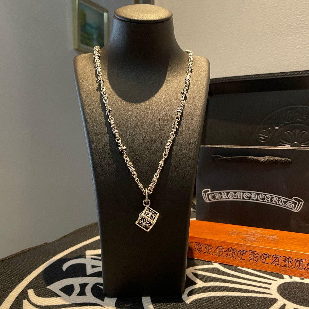 NO:107672,New [Counter Quality] Chrome Hearts Croxin Classic retro twig necklace Dice pendant Different pattern design styles with concave and convex shapes present uniqueness Cross Scout flowers are Croxin's ambitions, so they last longer. Genuine version of Chrome Hearts Croxin Difference to the market ordinary light version, match the quality of the version, look at the details of the letter printing, the degree of retro old gray oxygen. Seiko version!  !  !  Pure handmade ~ Authentic model opening must-have fashion and fashion, both men and women can wear it, same style for couples, original official website, rock punk style silver style, retro elements, trendy and versatile!  , jewelry boutique, chrome hearts, chrome hearts, necklace19860909新款【专柜品质】Chrome Hearts克罗心 经典复古纽纹项链 骰子吊坠 凹凸造型不同的花纹设计风格 呈现出与众不同 十字架 童军花是克罗心的志 所以更经久不衰 正品打版Chrome Hearts克罗心 区别市场普通轻版 对版对标品质 看字印细节 复古做旧灰氧程度.精工版本！！！ 纯手工打造 ～正品开模潮流时尚必备 男女均可佩戴 情侣同款 官网原版 摇滚朋克泰银风格 复古元素 潮流百搭！,饰品精品,chrome hearts,chrome hearts,necklace,Jewelry