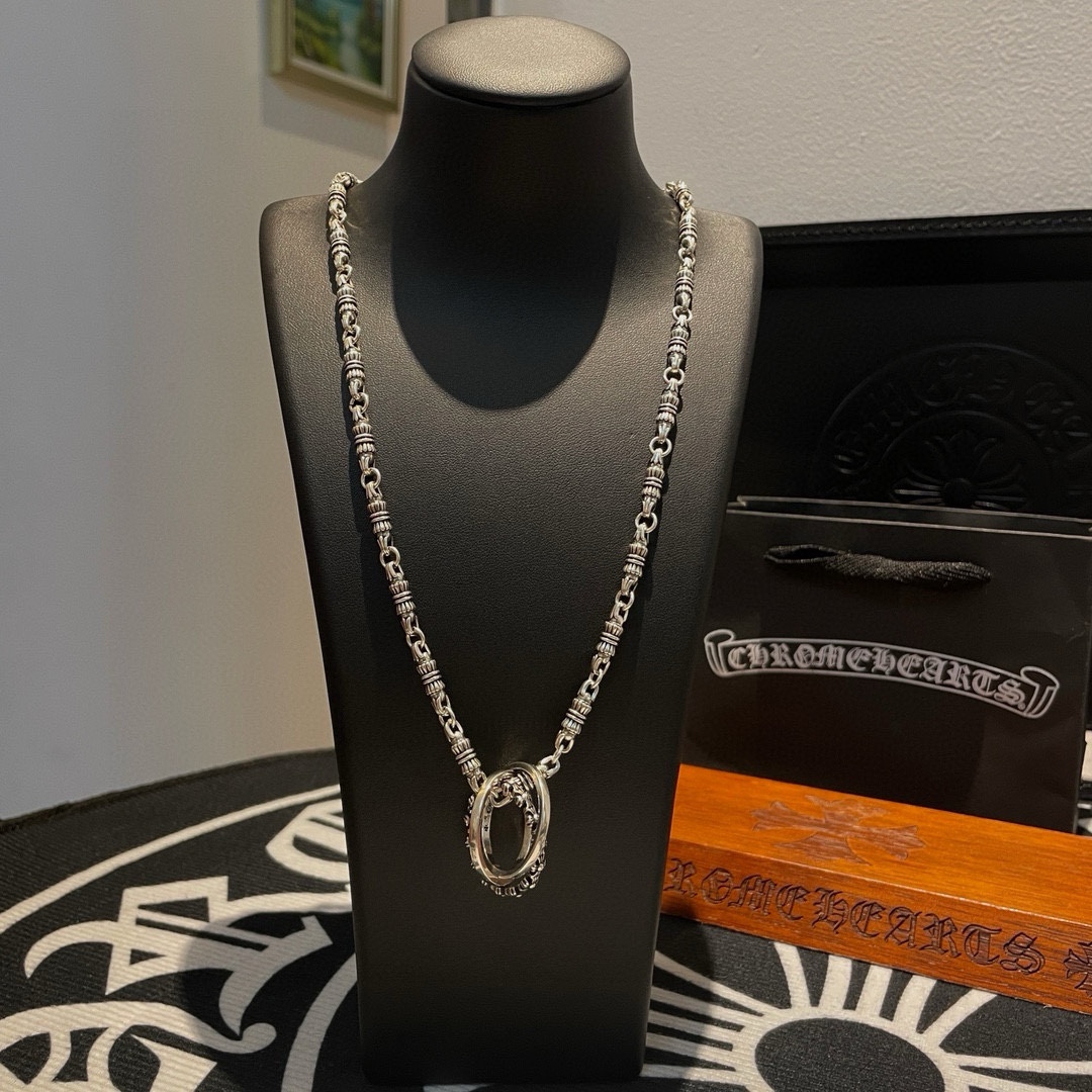 NO:107677,New [Counter Quality] Chrome Hearts Croxin Classic retro necklace Three-ring ring pendant Different pattern design styles with concave and convex shapes present a unique style Cross Scout flowers are Croxin's ambitions, so they last longer. Genuine version of Chrome Hearts Croxin Difference to the market ordinary light version, match the quality of the version, look at the details of the letter printing, the degree of retro old gray oxygen. Seiko version!  !  !  Pure handmade ~ Authentic model opening must-have fashion and fashion, both men and women can wear it, same style for couples, original official website, rock punk style silver style, retro elements, trendy and versatile!  , jewelry boutique, chrome hearts, chrome hearts, necklace, ring19860909新款【专柜品质】Chrome Hearts克罗心 经典复古项链 三环戒指吊坠 凹凸造型不同的花纹设计风格 呈现出与众不同 十字架 童军花是克罗心的志 所以更经久不衰 正品打版Chrome Hearts克罗心 区别市场普通轻版 对版对标品质 看字印细节 复古做旧灰氧程度.精工版本！！！ 纯手工打造 ～正品开模潮流时尚必备 男女均可佩戴 情侣同款 官网原版 摇滚朋克泰银风格 复古元素 潮流百搭！,饰品精品,chrome hearts,chrome hearts,necklace,ring,Jewelry