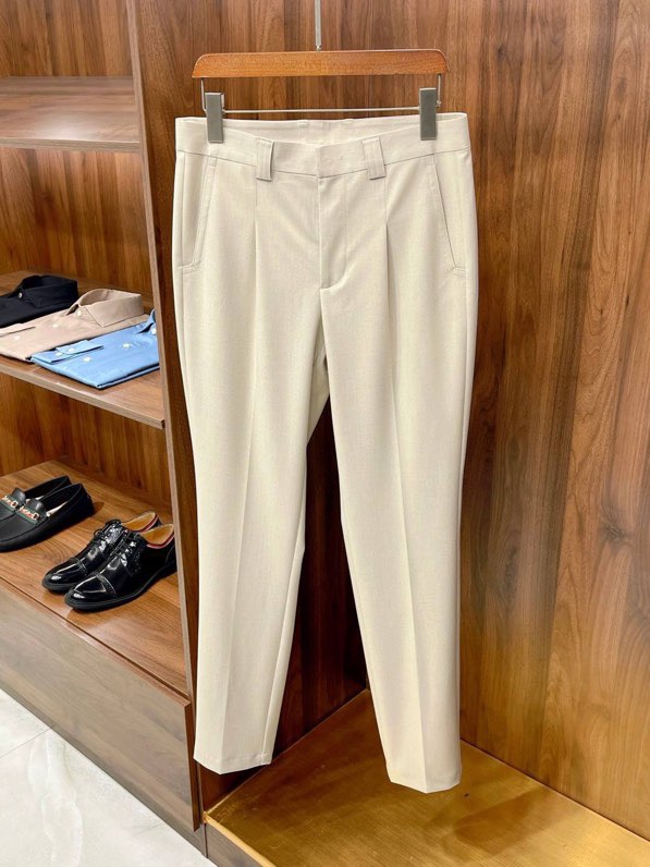 NO:159503,D Home's new version of unique pocket design single pleated silk wool micro-elastic fabric must-have versatile casual trousers for men reshape classics and define new styles - Unique pocket design single pleated silk wool micro-elastic fabric must-have versatile men. In this era of pursuing both personality and quality, D Home has once again led the trend and presented you a casual trousers that integrate fashion, comfort and practicality. This trousers are specially designed for handsome men who pursue quality of life and dress style. With its unique design concept and exquisite craftsmanship, it has become an indispensable versatile item in your wardrobe.  Fabrics are innovative and texture upgraded. We select high-quality silk-blend fabrics to perfectly blend the delicate luster of silk with the warm touch of wool, and at the same time incorporate micro-stretch technology to ensure that it is comfortable and stylish when worn. This fabric not only has soft touch and good breathability, but also can stretch freely with the body movement, allowing you to enjoy fashion while feeling unparalleled freedom and ease. The unique pocket highlights the personality. The highlight of the design lies in its unique pocket design, which not only retains the formality of the trousers, but also adds a bit of casualness and ease. The shape and position of the pocket have been carefully considered, which not only enhances the overall visual effect, but also enhances practicality, making it more convenient when carrying small objects.  Single-pled tailoring, elegant and slim. With classic single-pled tailoring, the lines are smooth and the tailoring is combined, which can well modify the leg lines and show the elegant temperament and upright posture of a handsome man. Whether it is matched with a simple shirt or a casual T-shirt, you can easily control it, allowing you to maintain confidence and demeanor in any occasion. A versatile style, as you like. This casual trousers have become the 