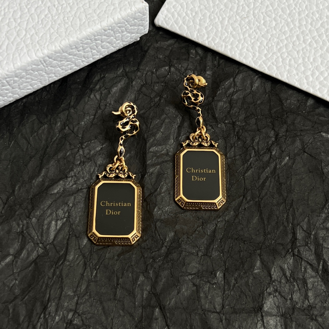 【】 Dior 蛇形吊牌 耳钉 经典 中古奢侈品，古埃及神话的守护蛇变身饰品，它曾作为王室的象征出现在权