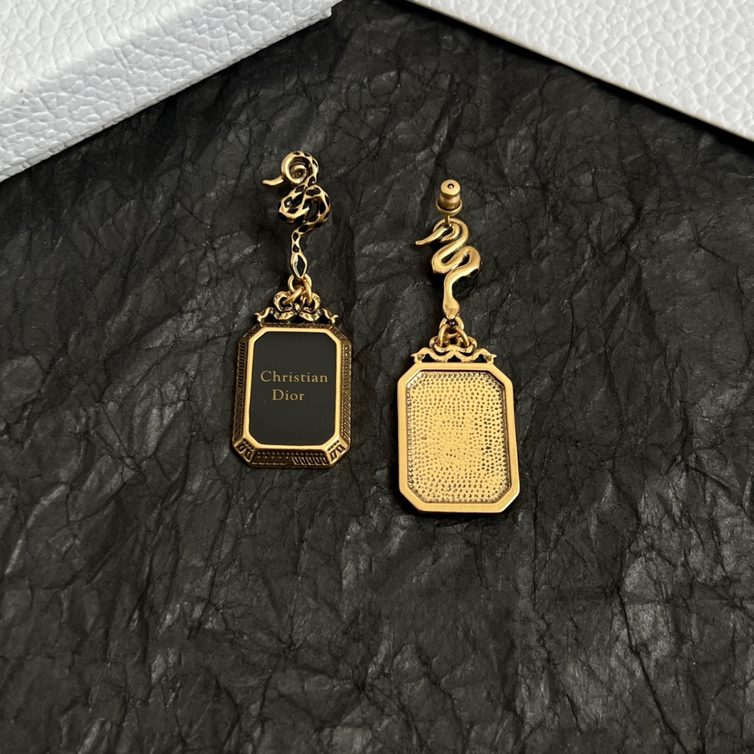 【】 Dior 蛇形吊牌 耳钉 经典 中古奢侈品，古埃及神话的守护蛇变身饰品，它曾作为王室的象征出现在权
