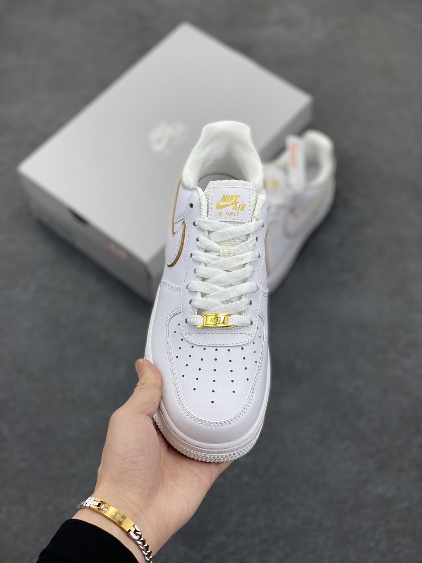 图片[2]-福利特价 Nike Air Force 1 Low 全白金边 空军一号低帮运动休闲板鞋 原装级别 原楦头原纸板 打造纯正空军版型#专注外贸渠道 全掌内置蜂窝气垫 #原盒配件 原厂中底钢印、拉帮完美 货号：AO2132-102 尺码：36 36.5 37.5 38 38.5 39 40 40.5 41 42 42.5 43 44 44.5 45-选品中心