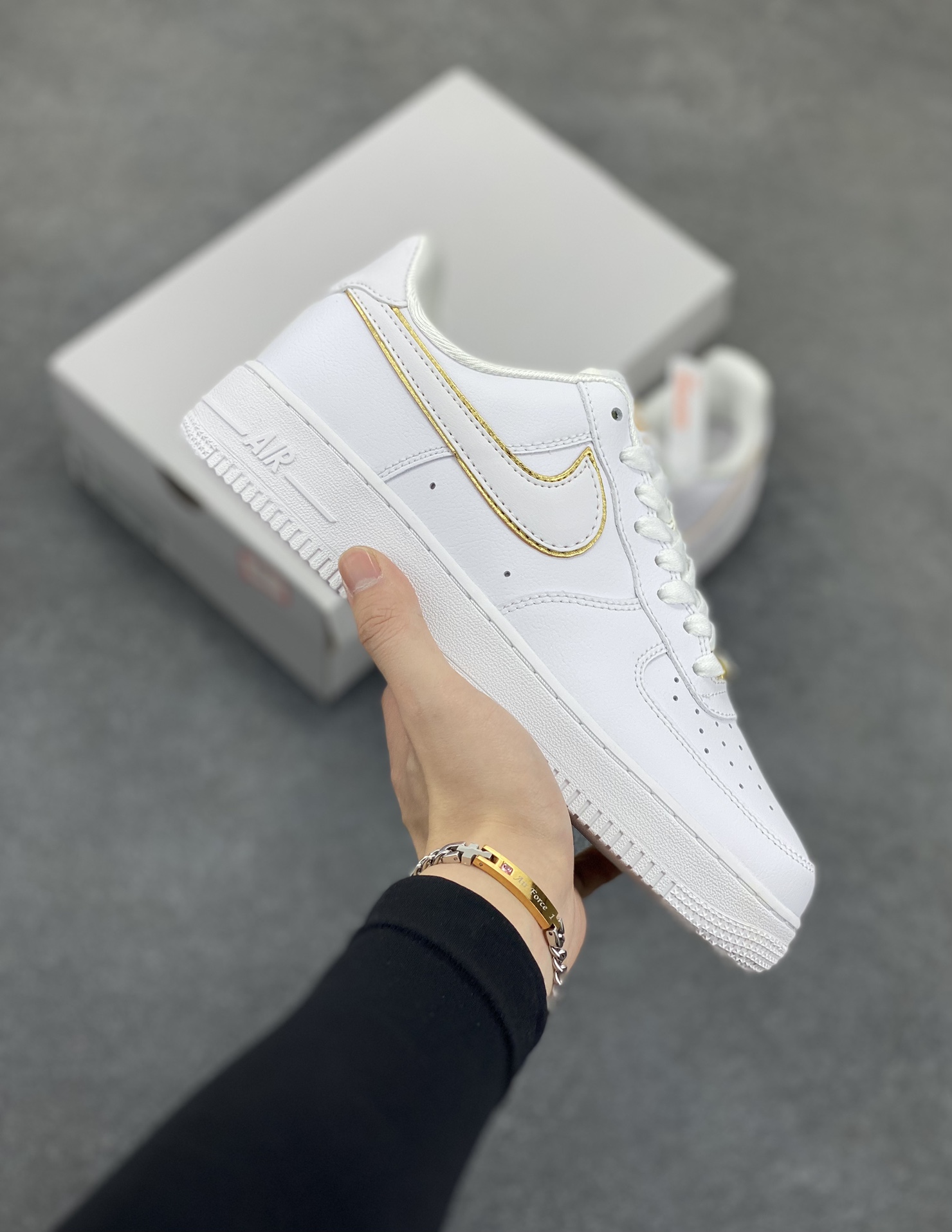 福利特价 Nike Air Force 1 Low 全白金边 空军一号低帮运动休闲板鞋 原装级别 原楦头原纸板 打造纯正空军版型#专注外贸渠道 全掌内置蜂窝气垫 #原盒配件 原厂中底钢印、拉帮完美 货号：AO2132-102 尺码：36 36.5 37.5 38 38.5 39 40 40.5 41 42 42.5 43 44 44.5 45-选品中心