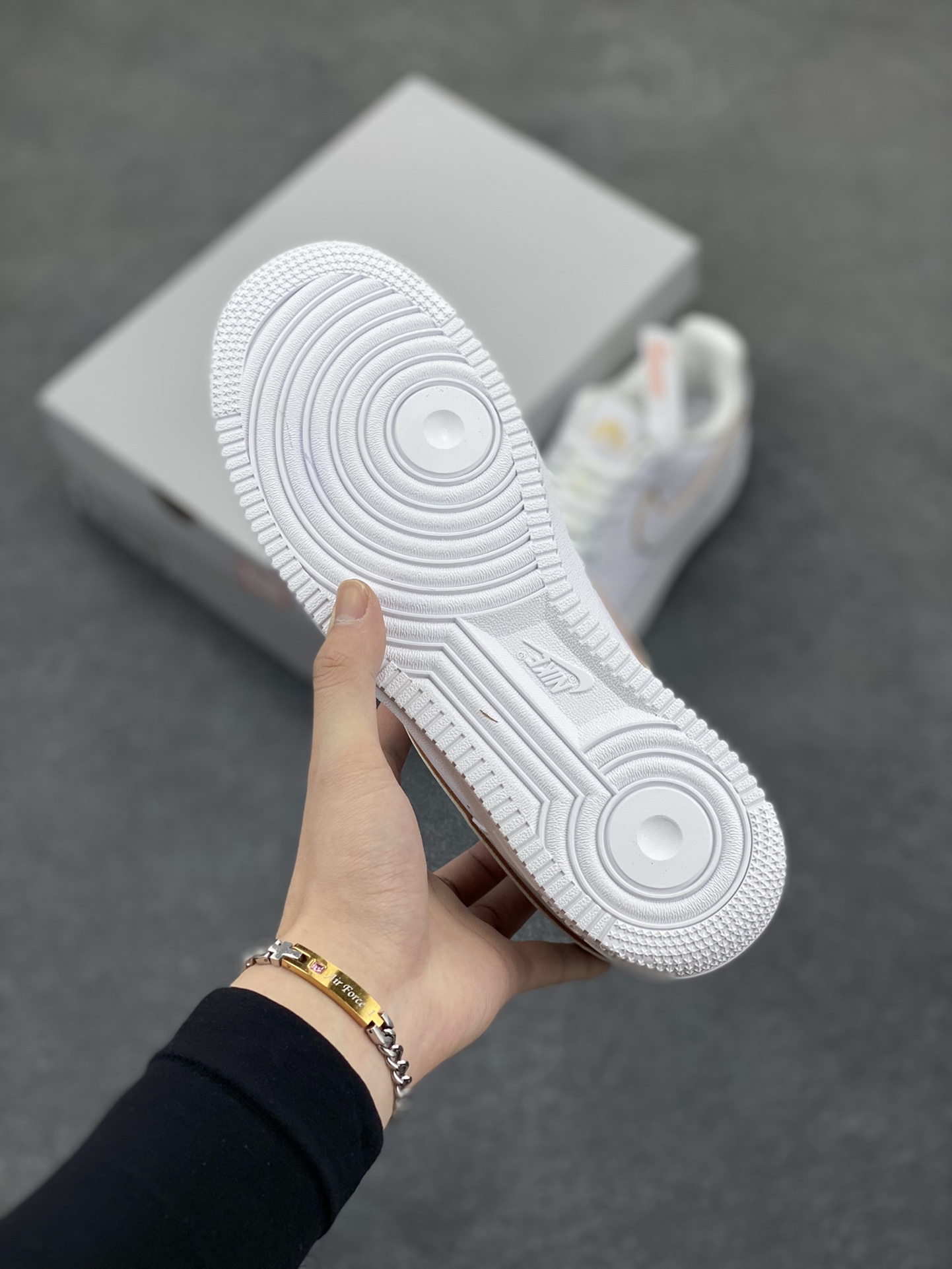 图片[5]-福利特价 Nike Air Force 1 Low 全白金边 空军一号低帮运动休闲板鞋 原装级别 原楦头原纸板 打造纯正空军版型#专注外贸渠道 全掌内置蜂窝气垫 #原盒配件 原厂中底钢印、拉帮完美 货号：AO2132-102 尺码：36 36.5 37.5 38 38.5 39 40 40.5 41 42 42.5 43 44 44.5 45-选品中心