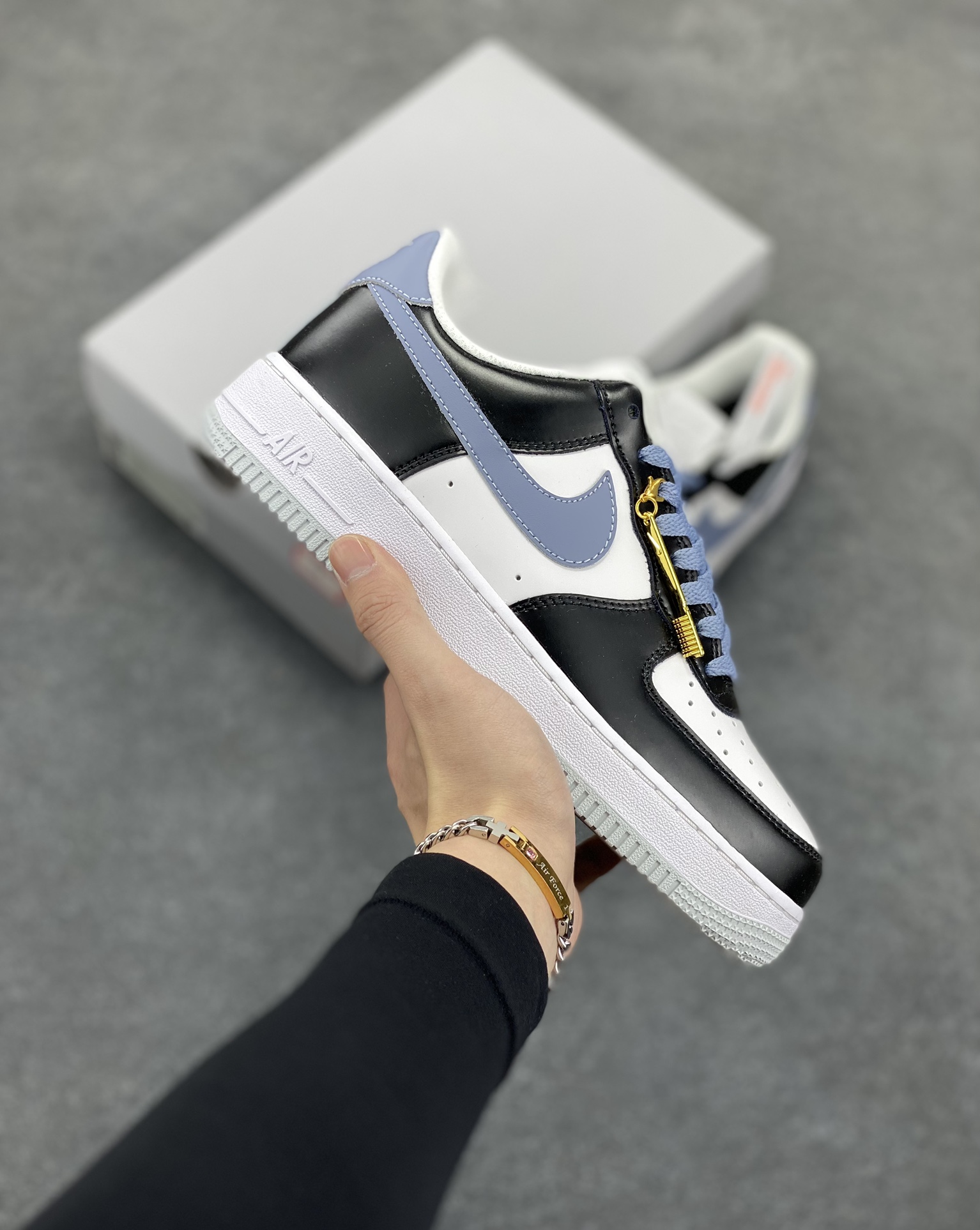 福利特价 Nike Air Force 1 Low 白黑灰 空军一号低帮运动休闲板鞋 原楦头原纸板 打造纯正空军版型#专注外贸渠道 全掌内置蜂窝气垫 #原盒配件 原厂中底钢印、拉帮完美 货号：FD9065-100 尺码：36 36.5 37.5 38 38.5 39 40 40.5 41 42 42.5 43 44 44.5 45-选品中心