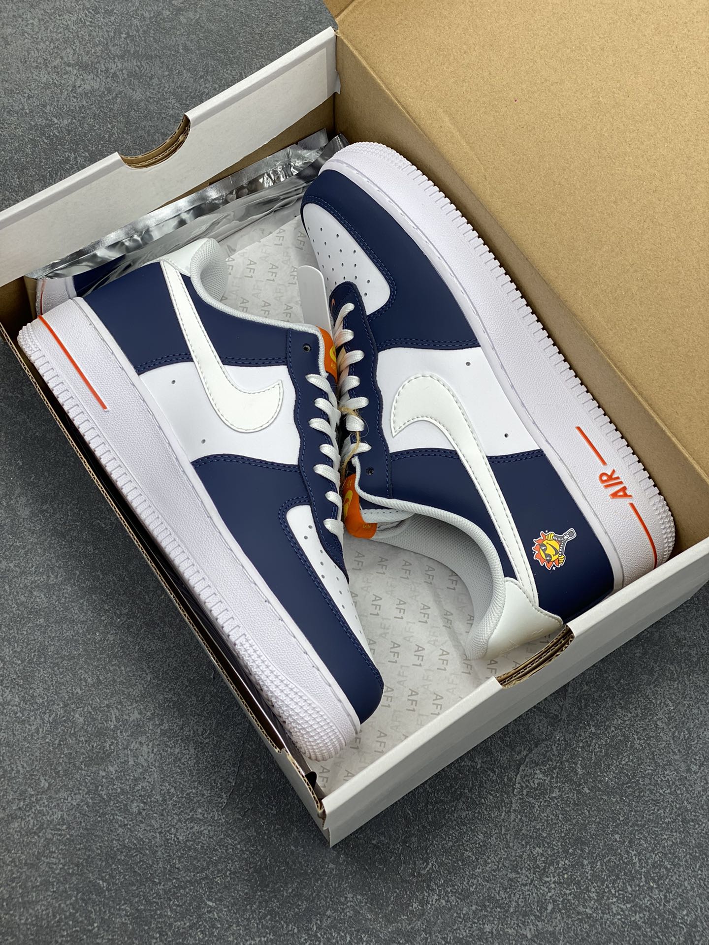 图片[9]-福利特价 Nike Air Force 1 Low 联名白深蓝 空军一号低帮运动休闲板鞋 原楦头原纸板 打造纯正空军版型#专注外贸渠道 全掌内置蜂窝气垫 #原盒配件 原厂中底钢印、拉帮完美 货号：FN7239-410 尺码：36 36.5 37.5 38 38.5 39 40 40.5 41 42 42.5 43 44 44.5 45-选品中心