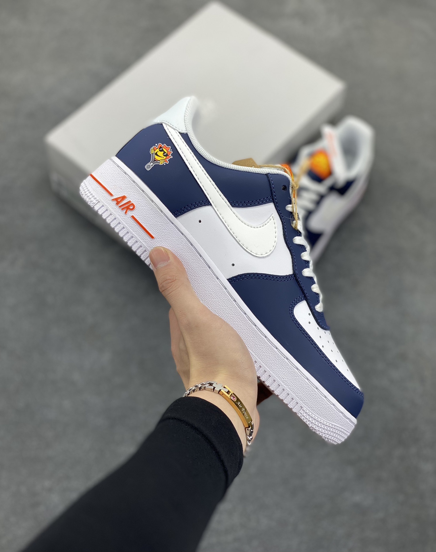 福利特价 Nike Air Force 1 Low 联名白深蓝 空军一号低帮运动休闲板鞋 原楦头原纸板 打造纯正空军版型#专注外贸渠道 全掌内置蜂窝气垫 #原盒配件 原厂中底钢印、拉帮完美 货号：FN7239-410 尺码：36 36.5 37.5 38 38.5 39 40 40.5 41 42 42.5 43 44 44.5 45-选品中心