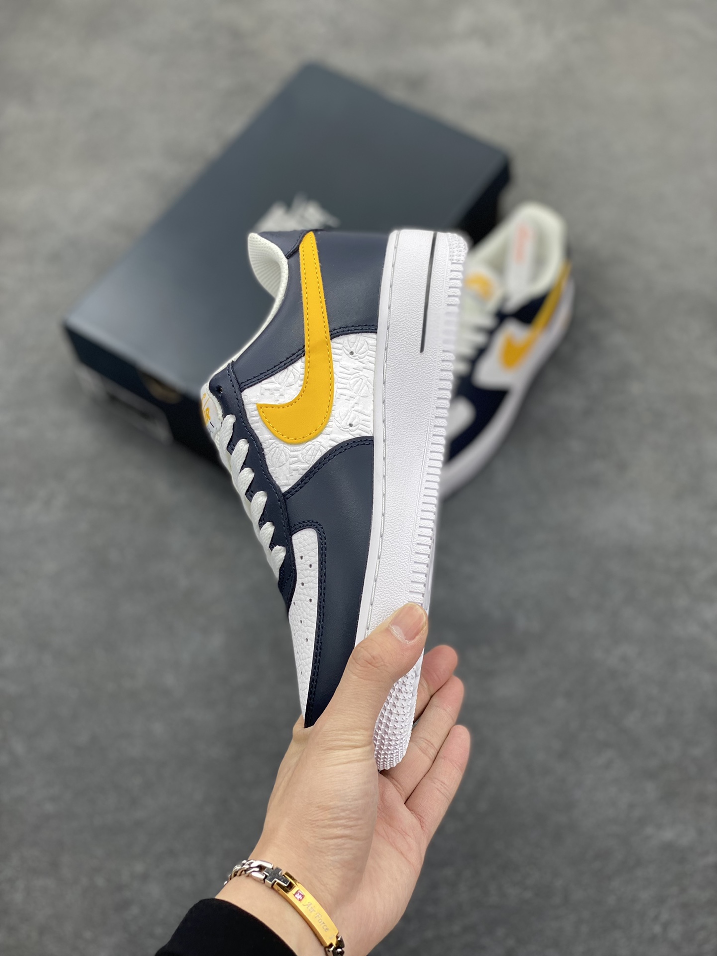 图片[3]-福利特价 Nike Air Force 1 Low 压花暗蓝白黄 空军一号低帮运动休闲板鞋 原楦头原纸板 打造纯正空军版型#专注外贸渠道 全掌内置蜂窝气垫 #原盒配件 原厂中底钢印、拉帮完美 货号：FJ4209-400 尺码：36 36.5 37.5 38 38.5 39 40 40.5 41 42 42.5 43 44 44.5 45-选品中心