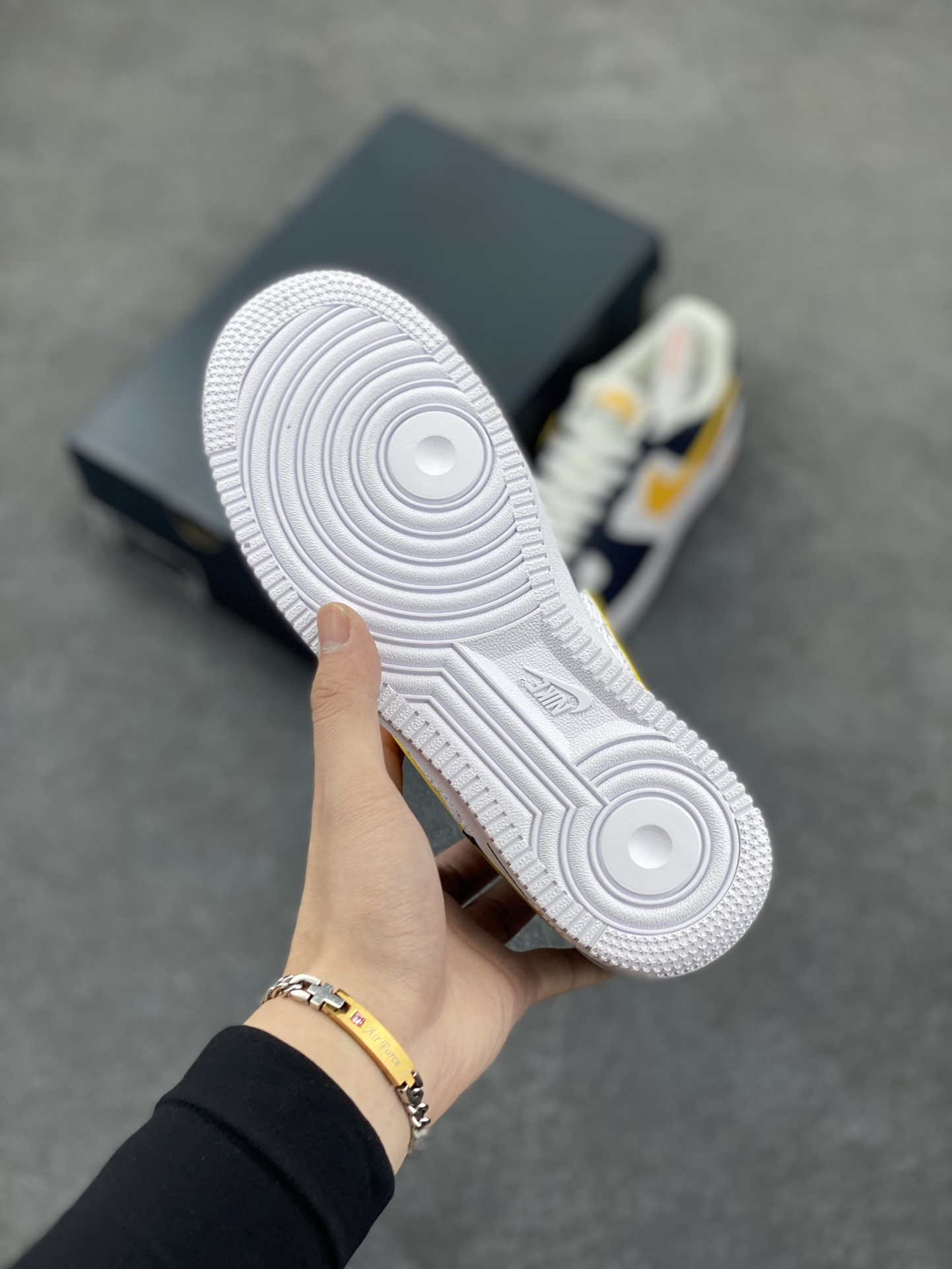 图片[5]-福利特价 Nike Air Force 1 Low 压花暗蓝白黄 空军一号低帮运动休闲板鞋 原楦头原纸板 打造纯正空军版型#专注外贸渠道 全掌内置蜂窝气垫 #原盒配件 原厂中底钢印、拉帮完美 货号：FJ4209-400 尺码：36 36.5 37.5 38 38.5 39 40 40.5 41 42 42.5 43 44 44.5 45-选品中心